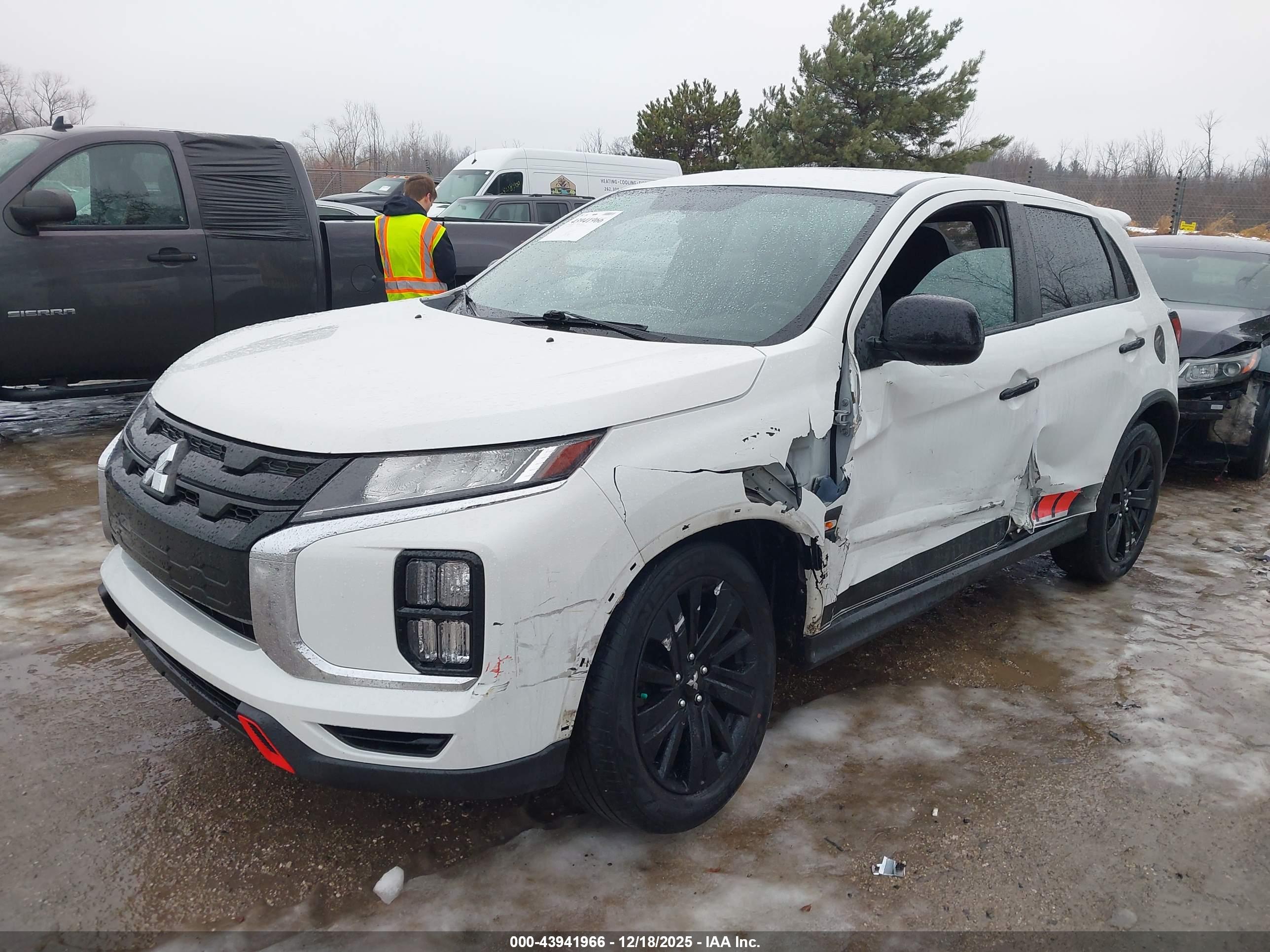 MITSUBISHI OUTLANDER image 2