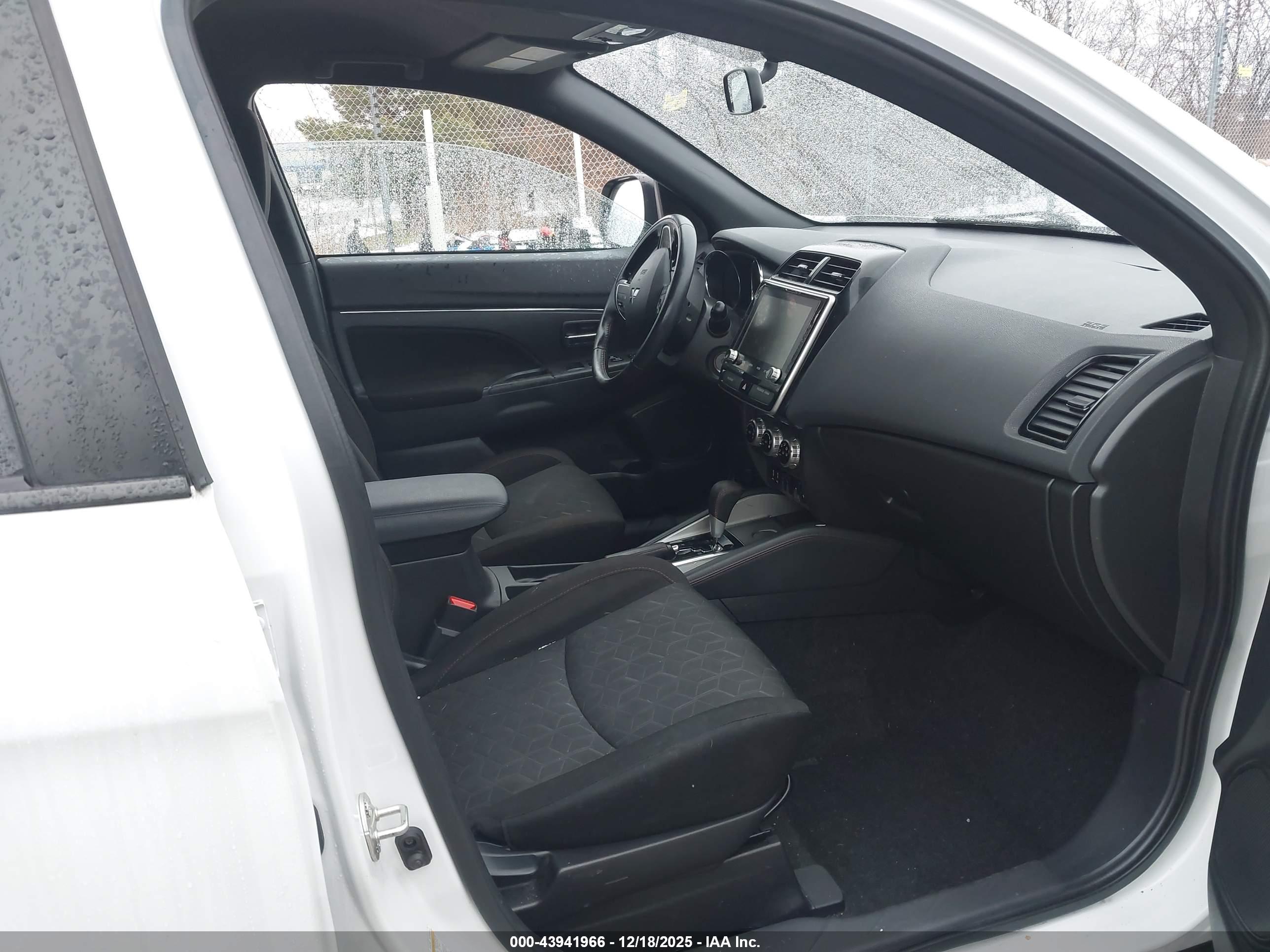 MITSUBISHI OUTLANDER image 5