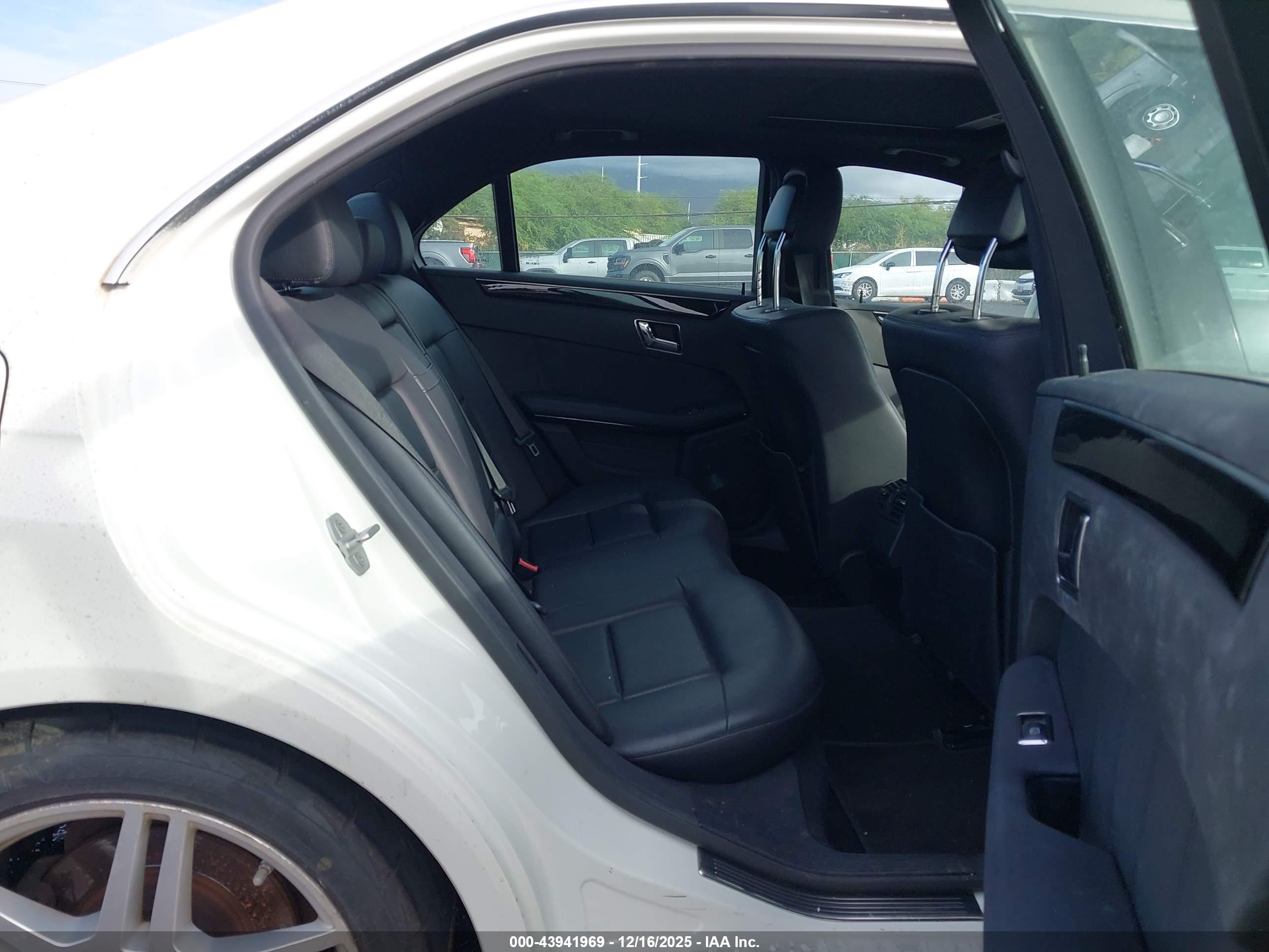 MERCEDES-BENZ E image 8