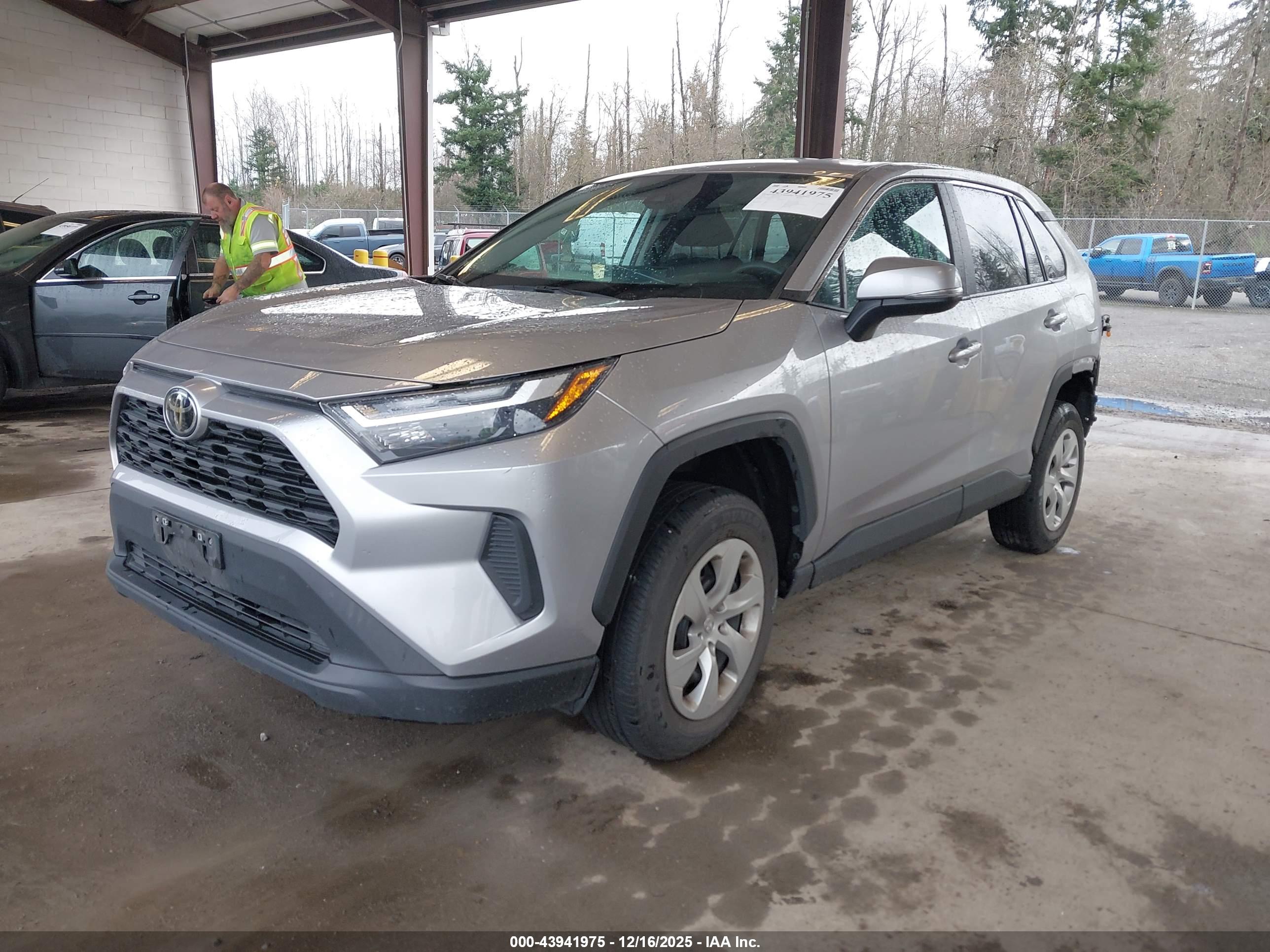TOYOTA RAV4 image 2