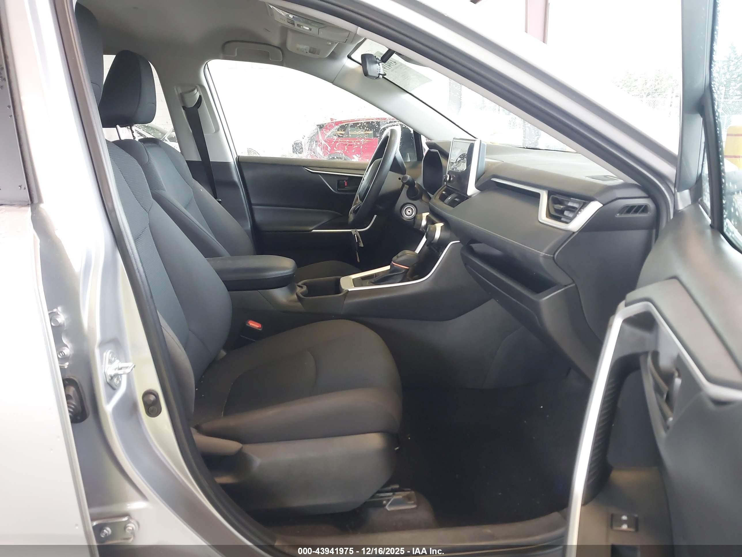 TOYOTA RAV4 image 5
