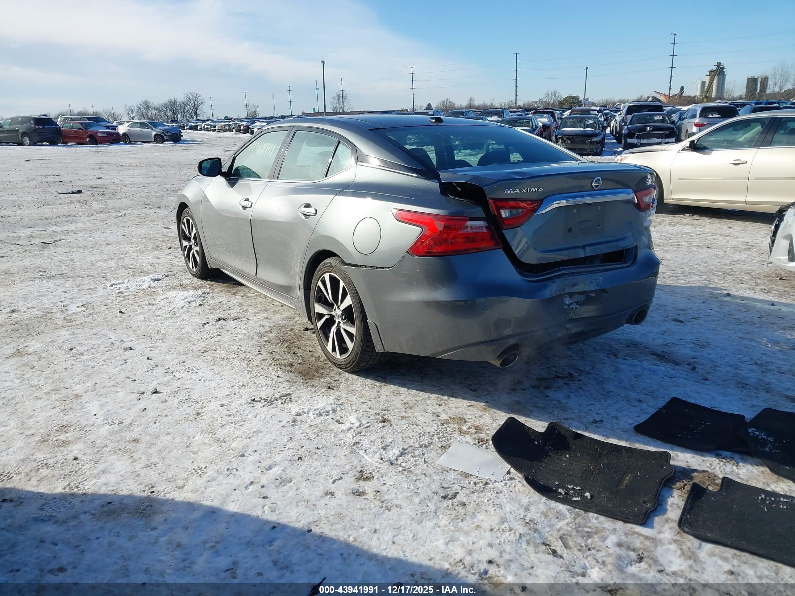 NISSAN MAXIMA image 3