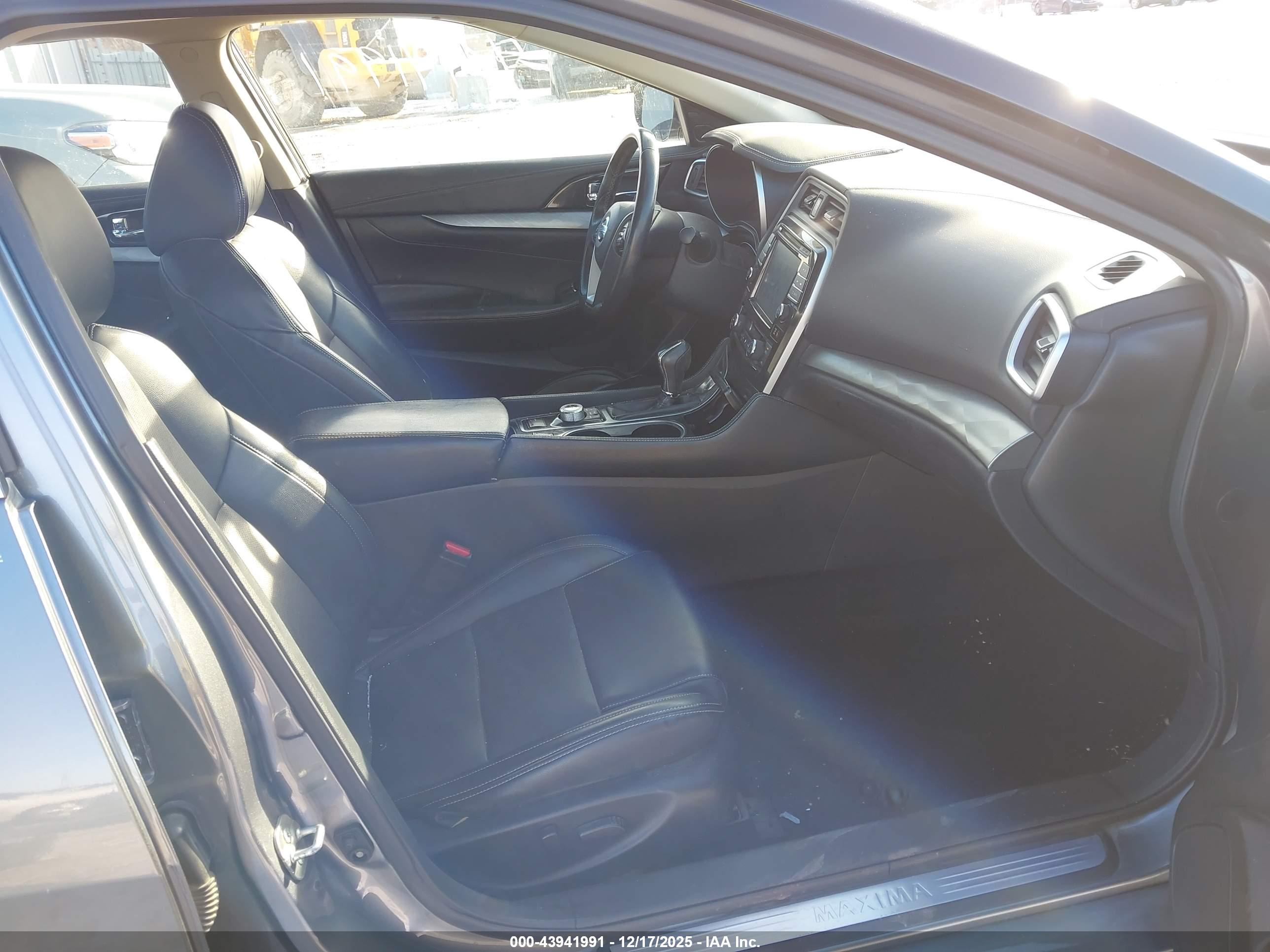 NISSAN MAXIMA image 5