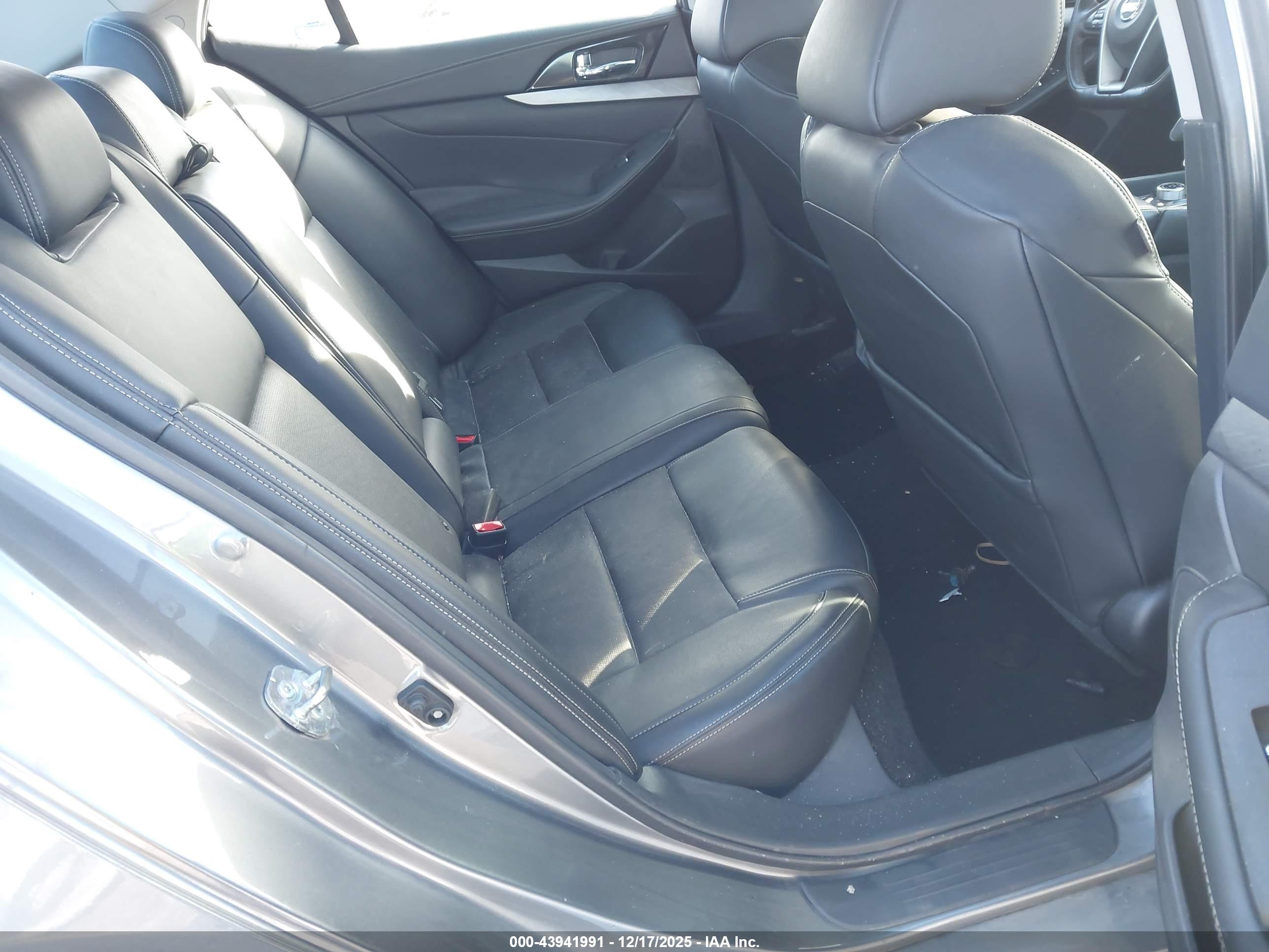 NISSAN MAXIMA image 8