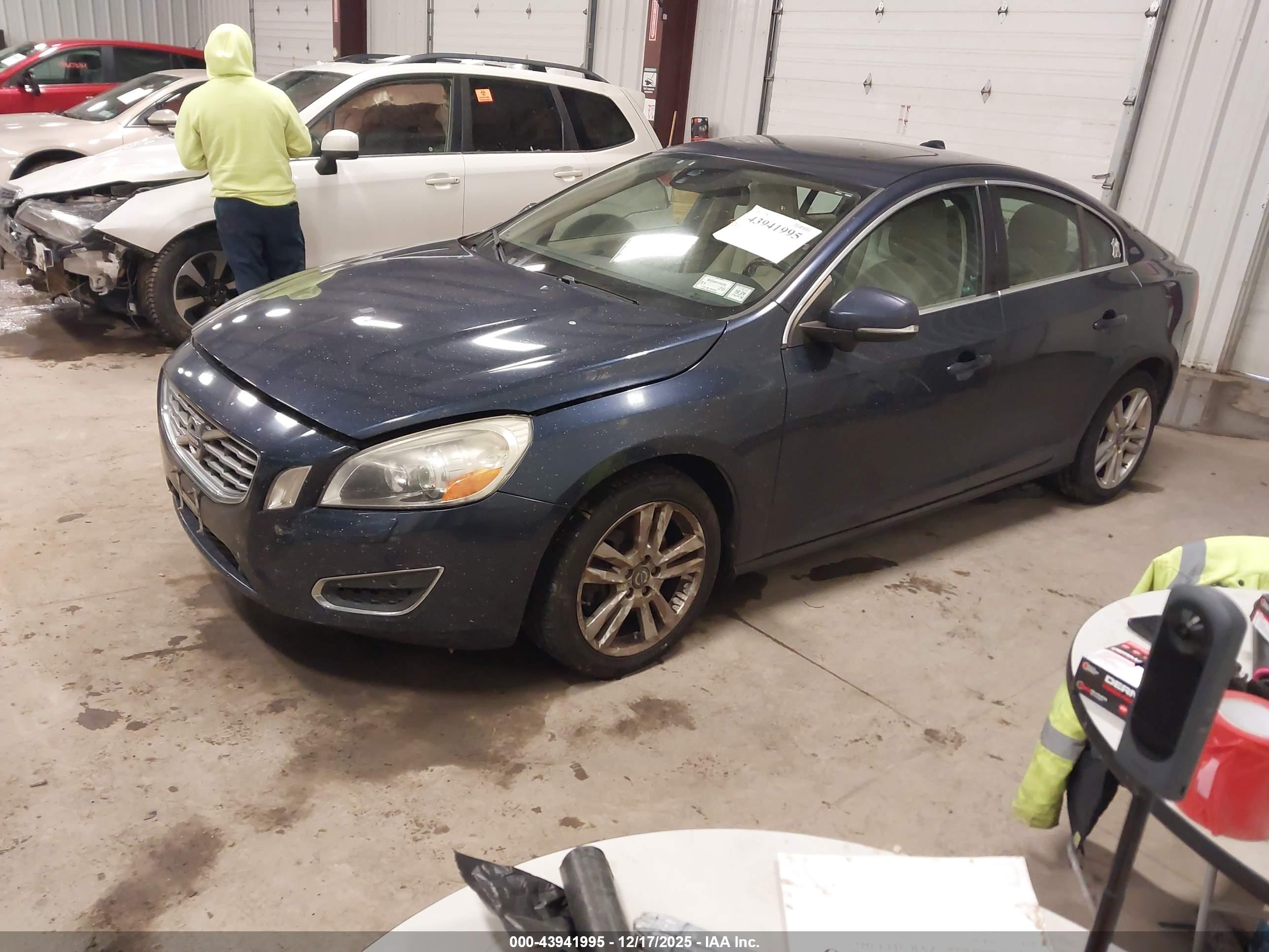 VOLVO S60 image 2