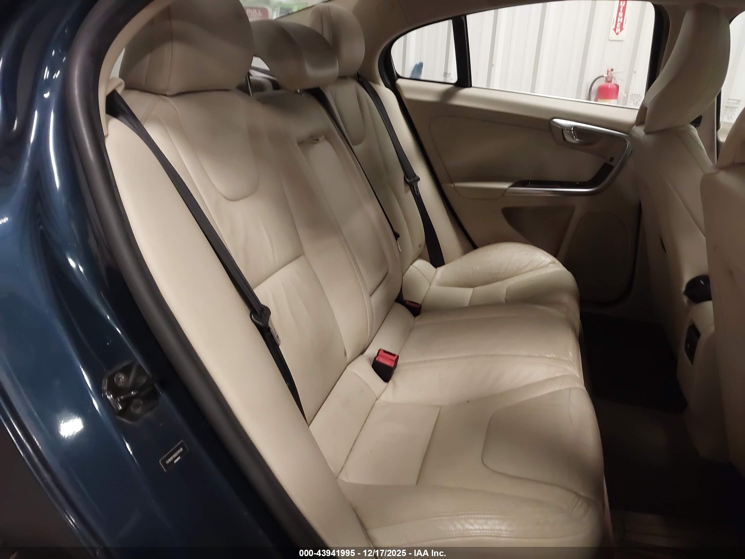 VOLVO S60 image 8