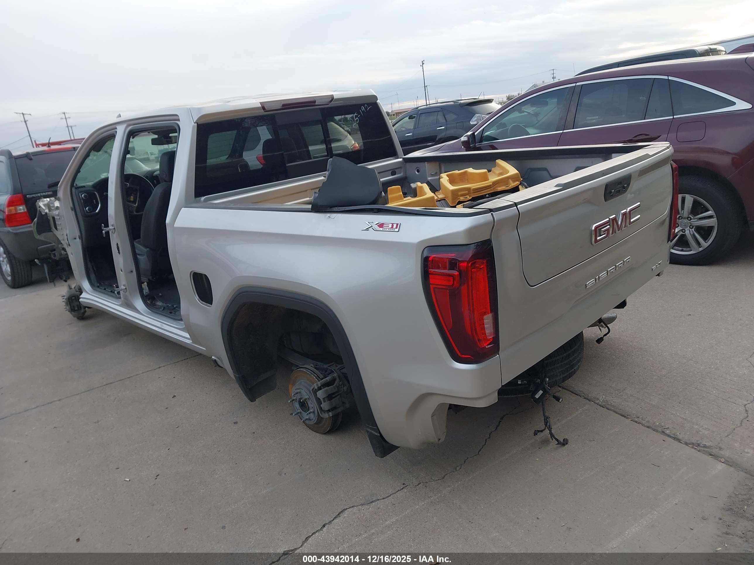 GMC SIERRA image 3
