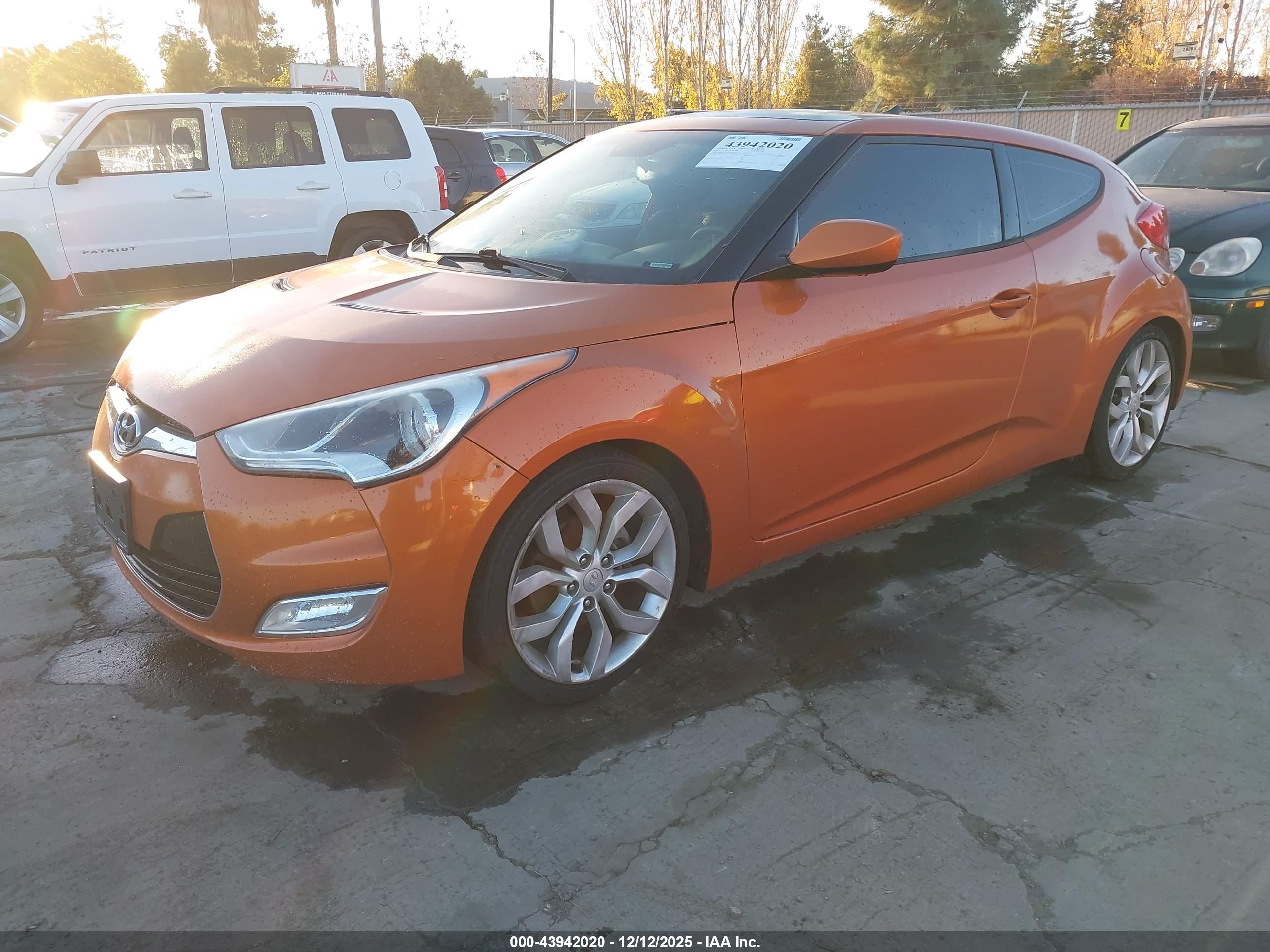HYUNDAI VELOSTER image 2