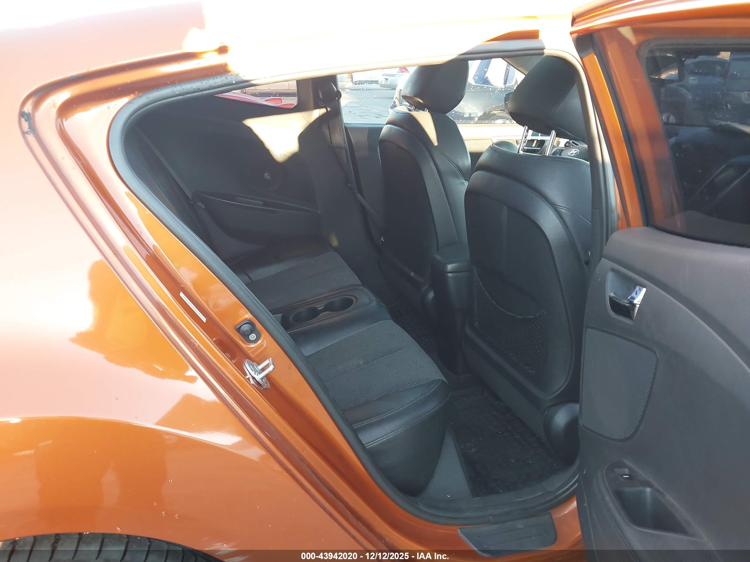 HYUNDAI VELOSTER image 8