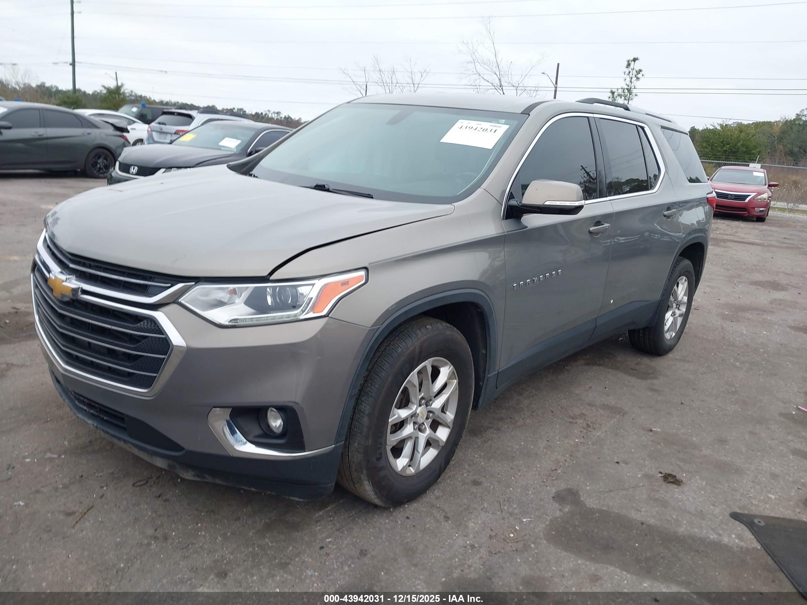 CHEVROLET TRAVERSE image 2
