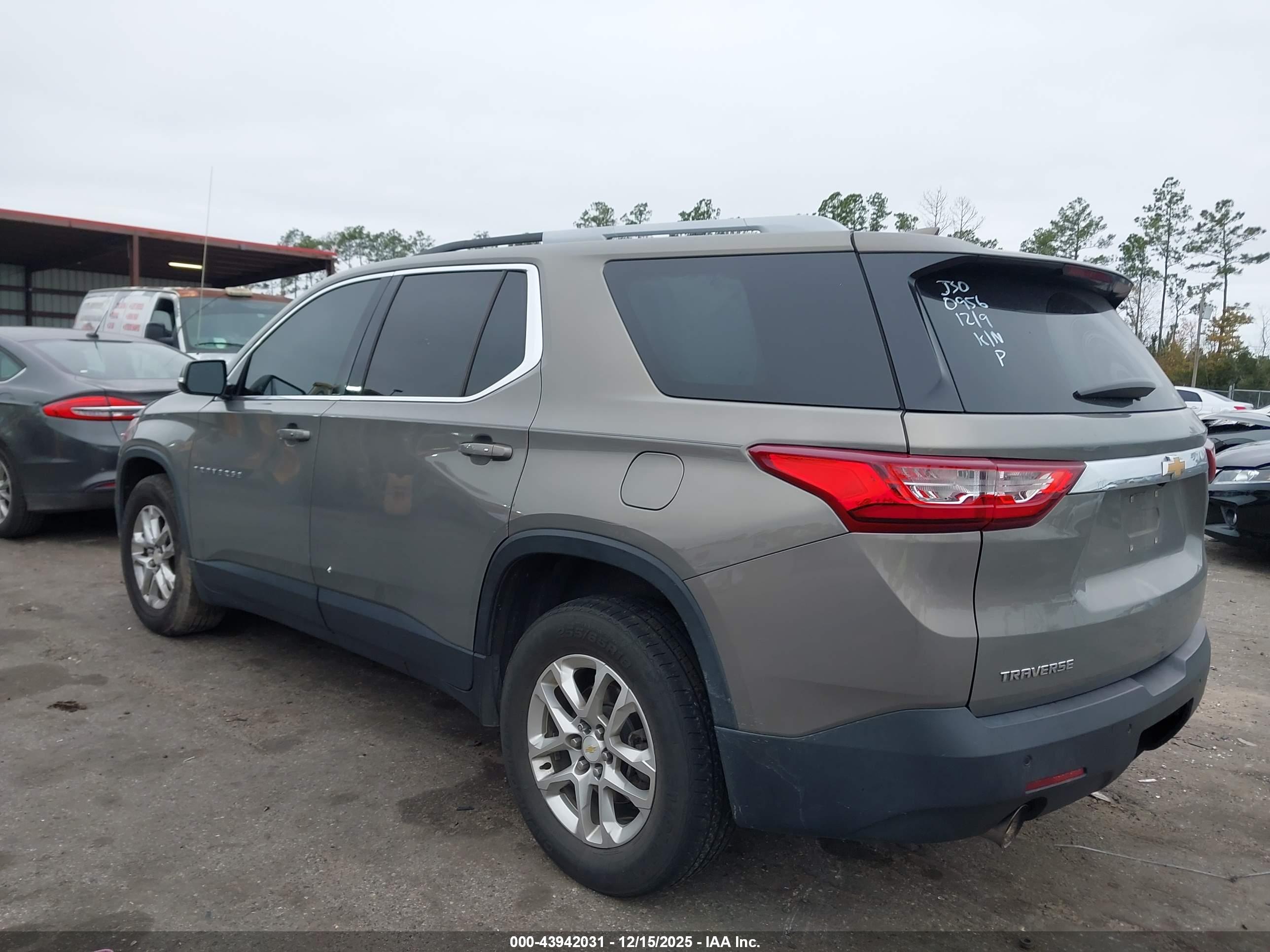 CHEVROLET TRAVERSE image 3