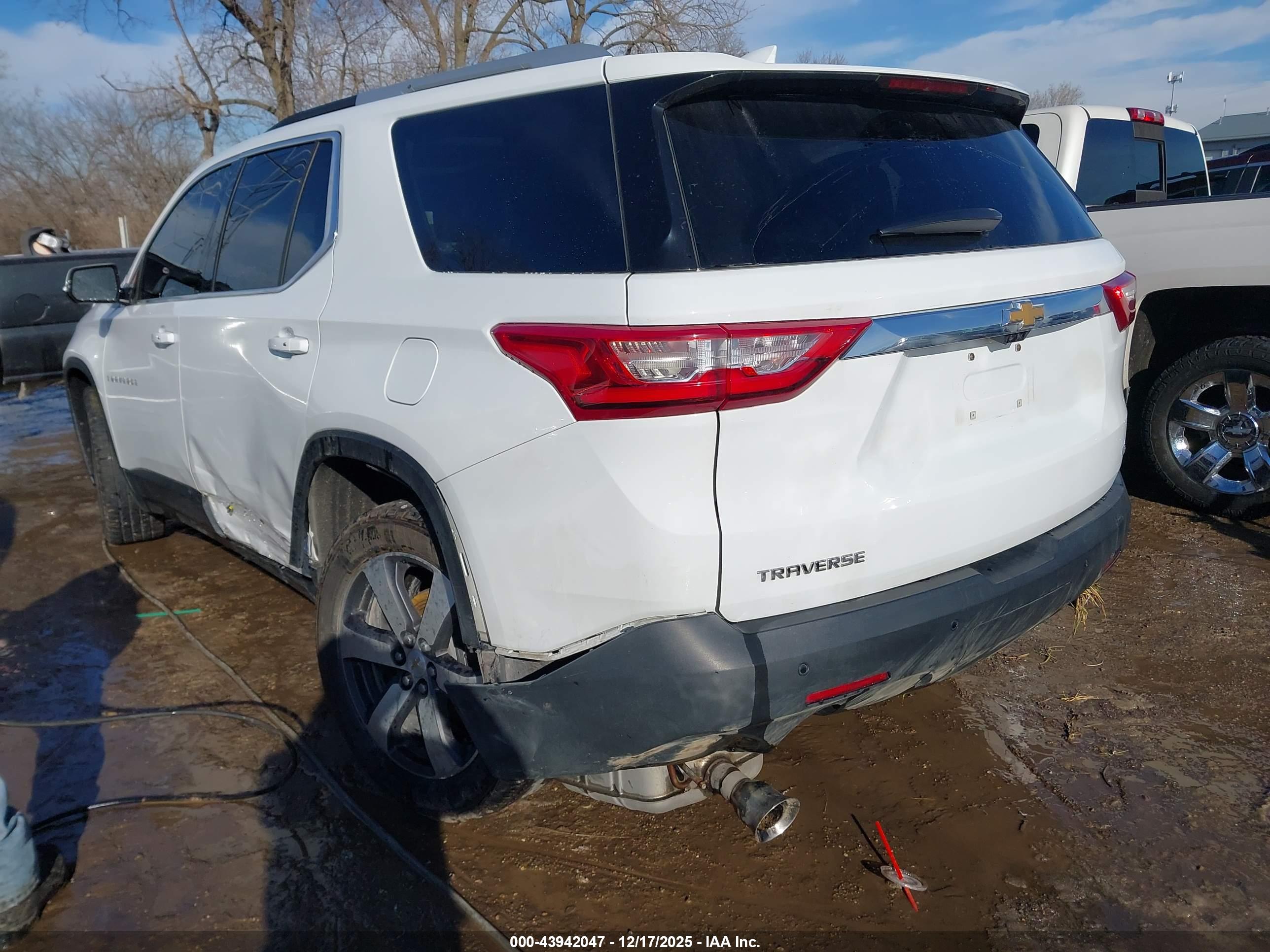 CHEVROLET TRAVERSE image 3