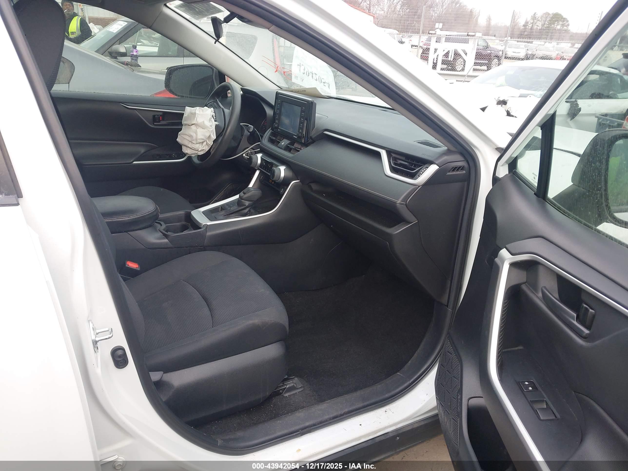 TOYOTA RAV4 image 5