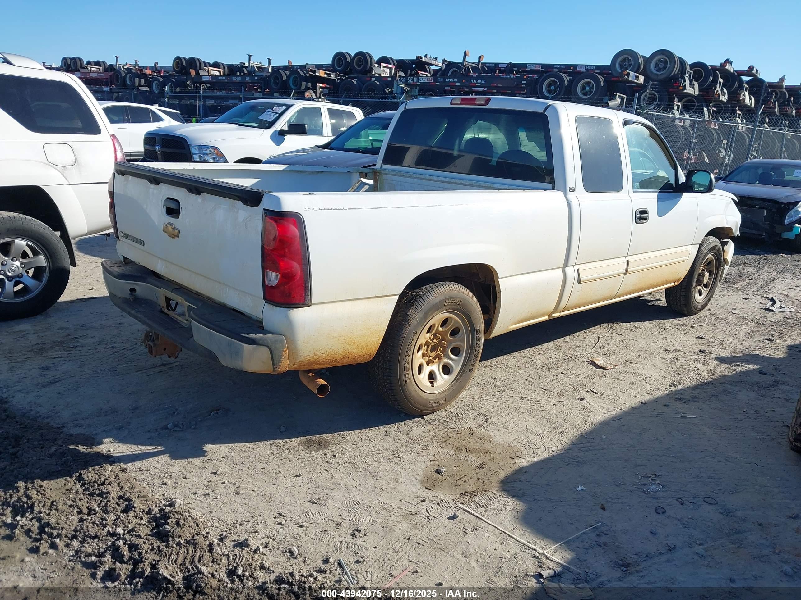 CHEVROLET SILVERADO image 4