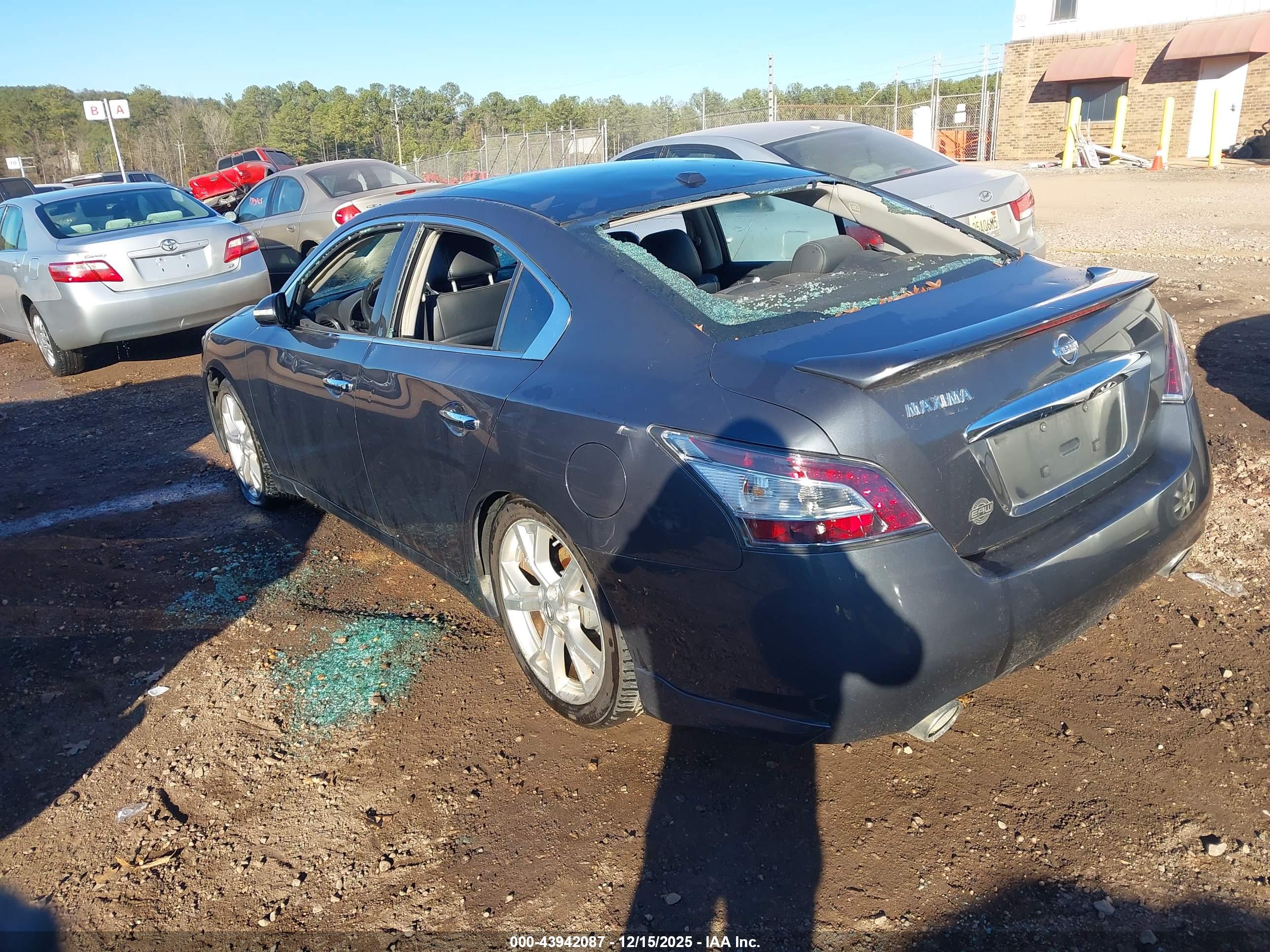 NISSAN MAXIMA image 3