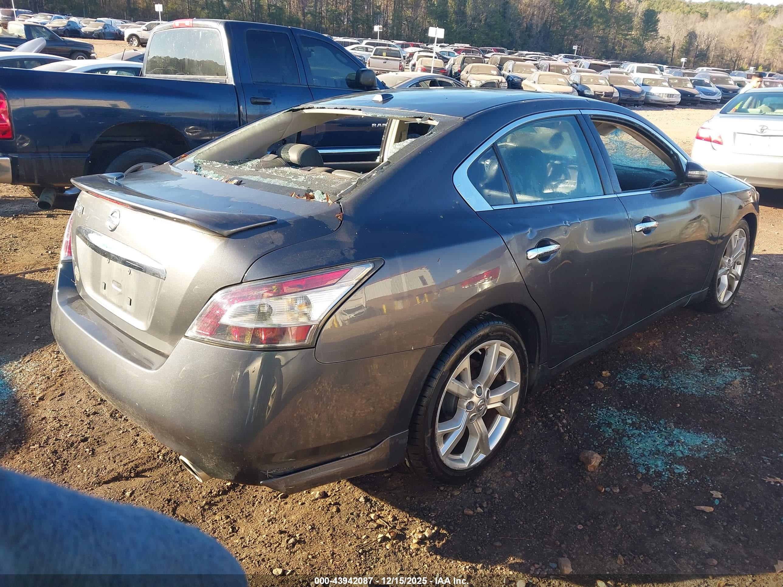 NISSAN MAXIMA image 4