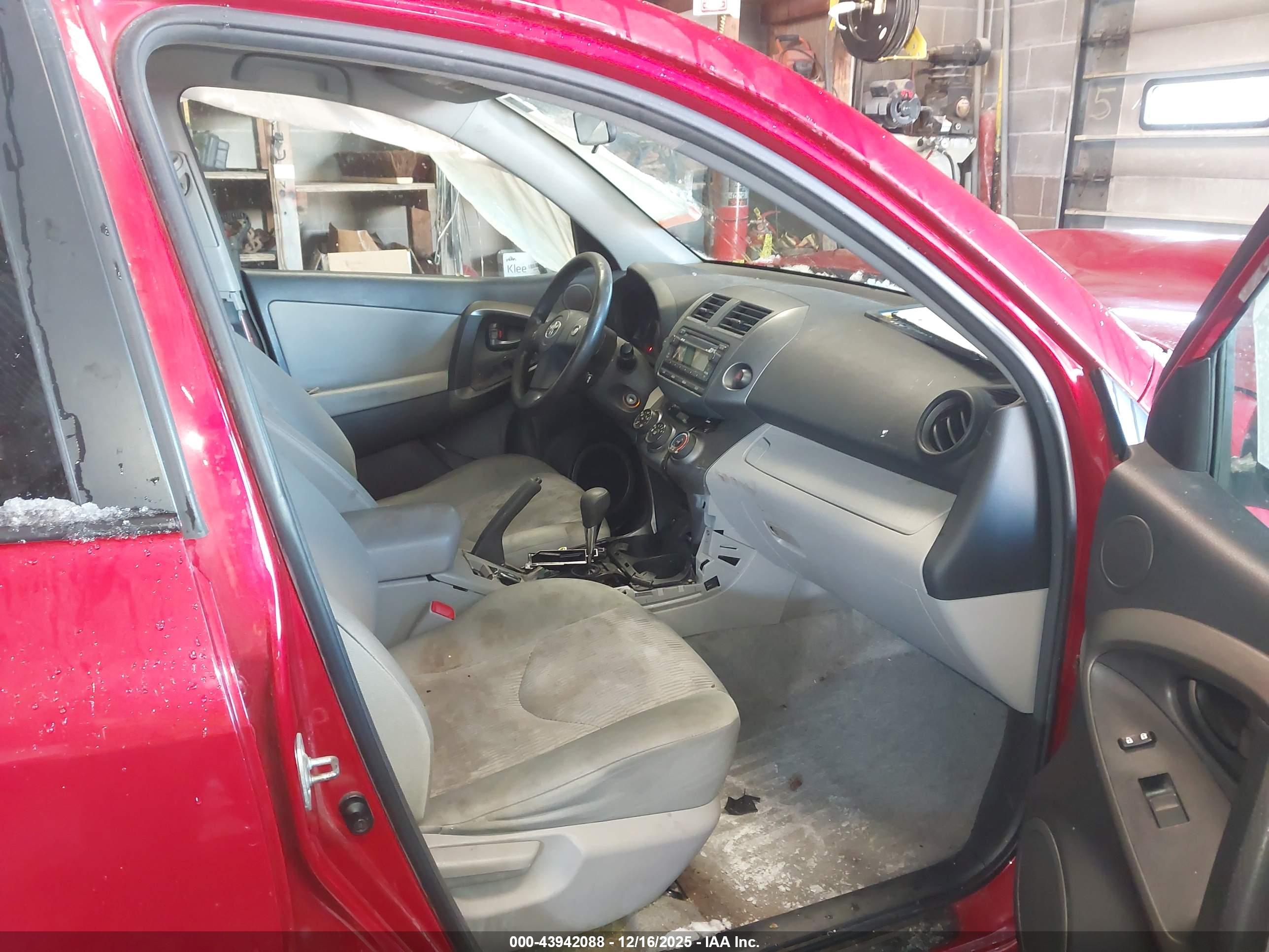TOYOTA RAV4 image 5