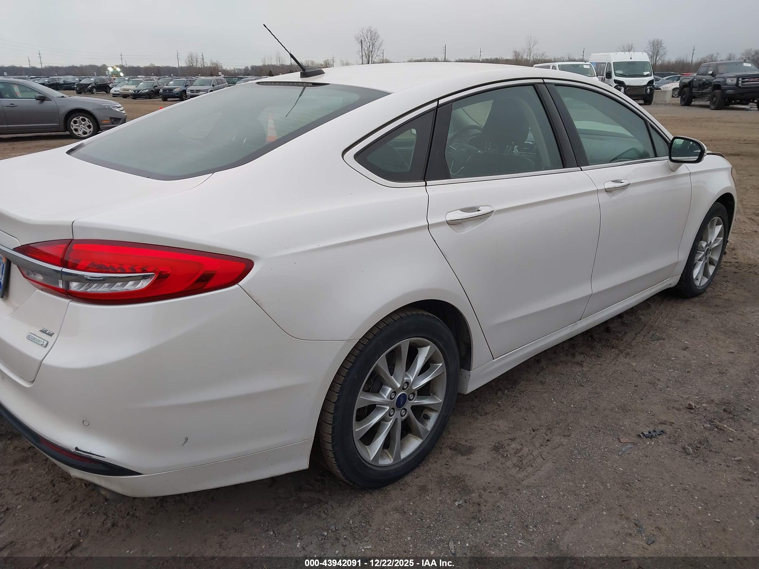 FORD FUSION image 4