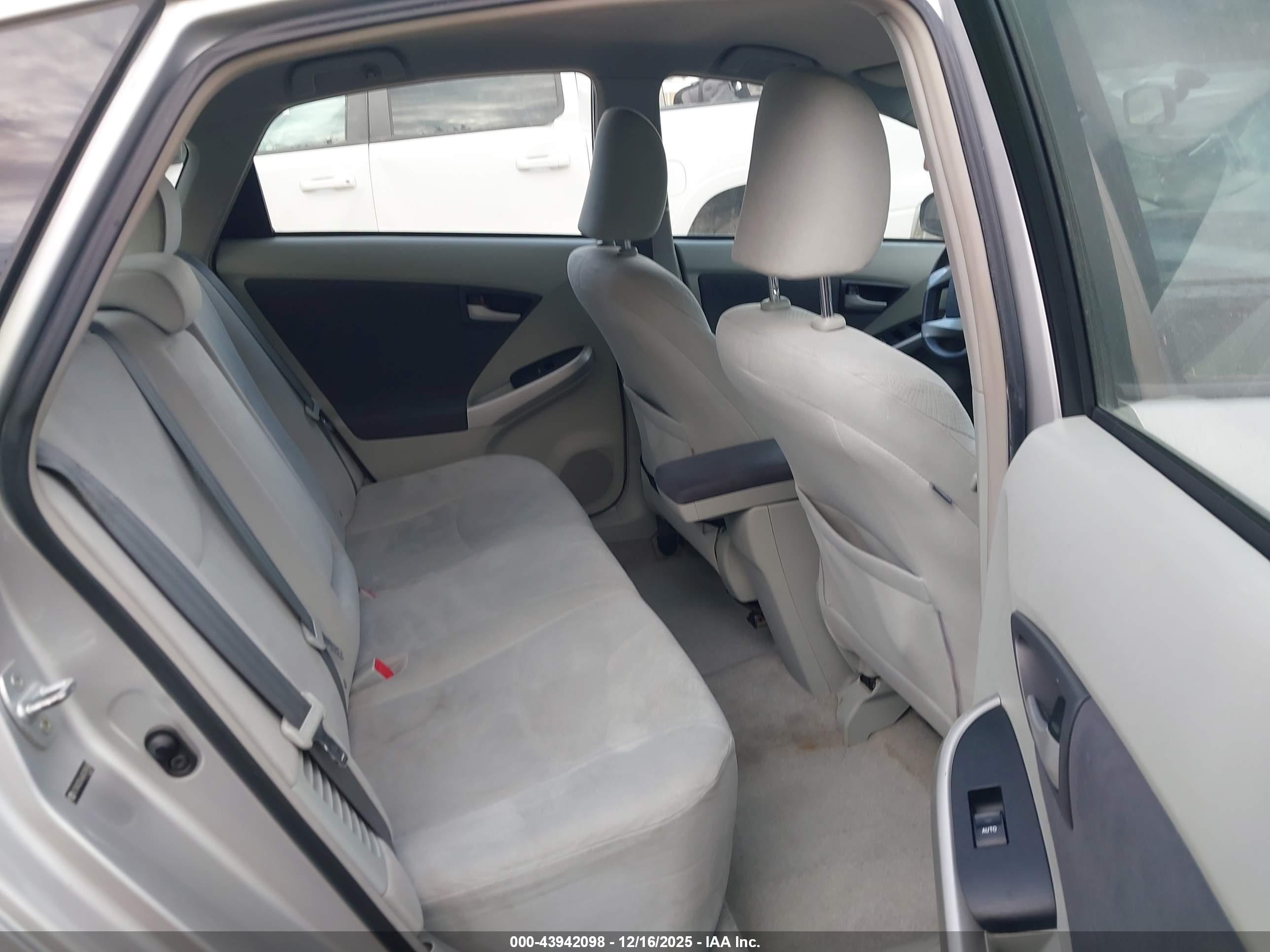 TOYOTA PRIUS image 8