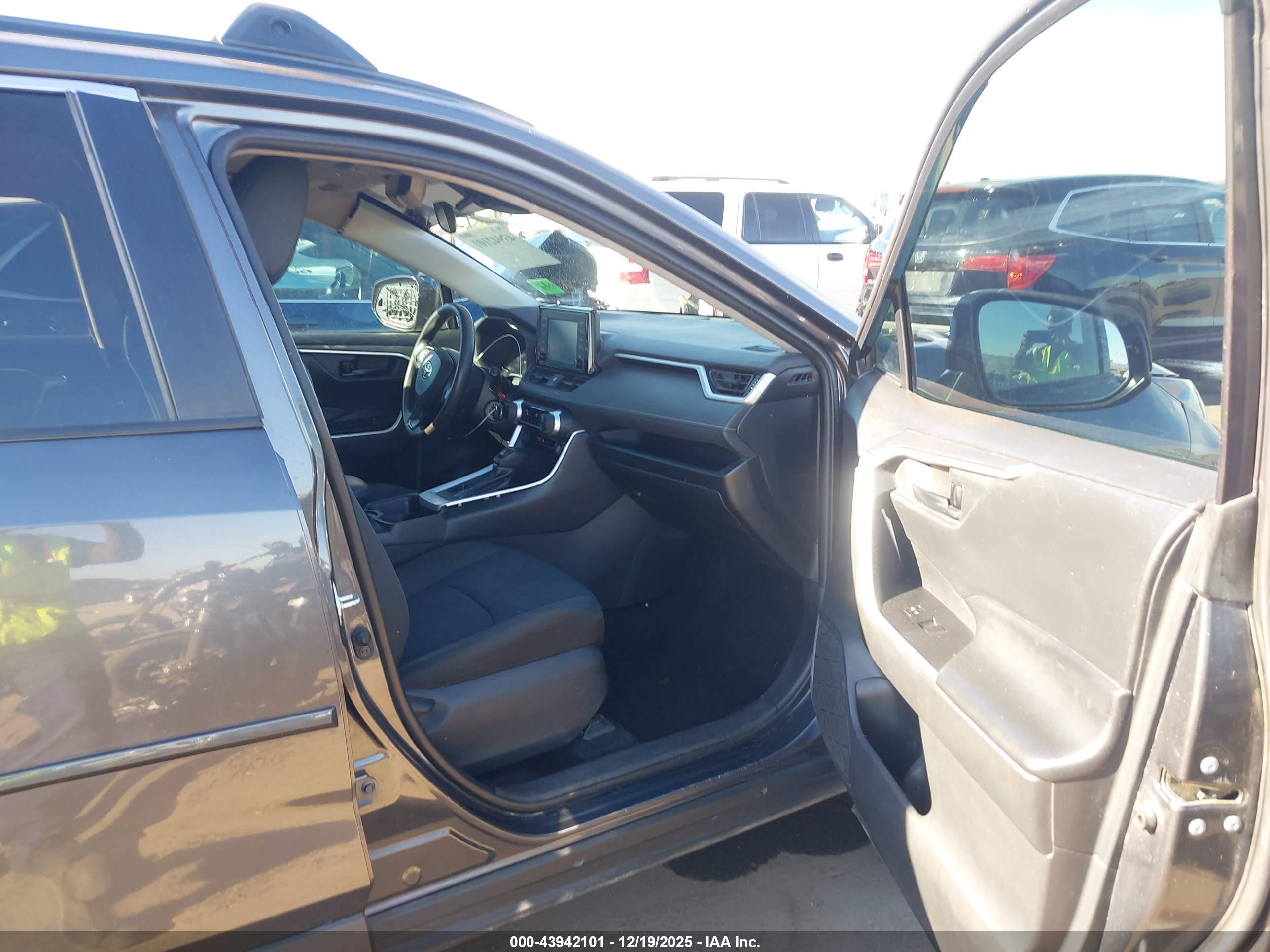 TOYOTA RAV4 image 5