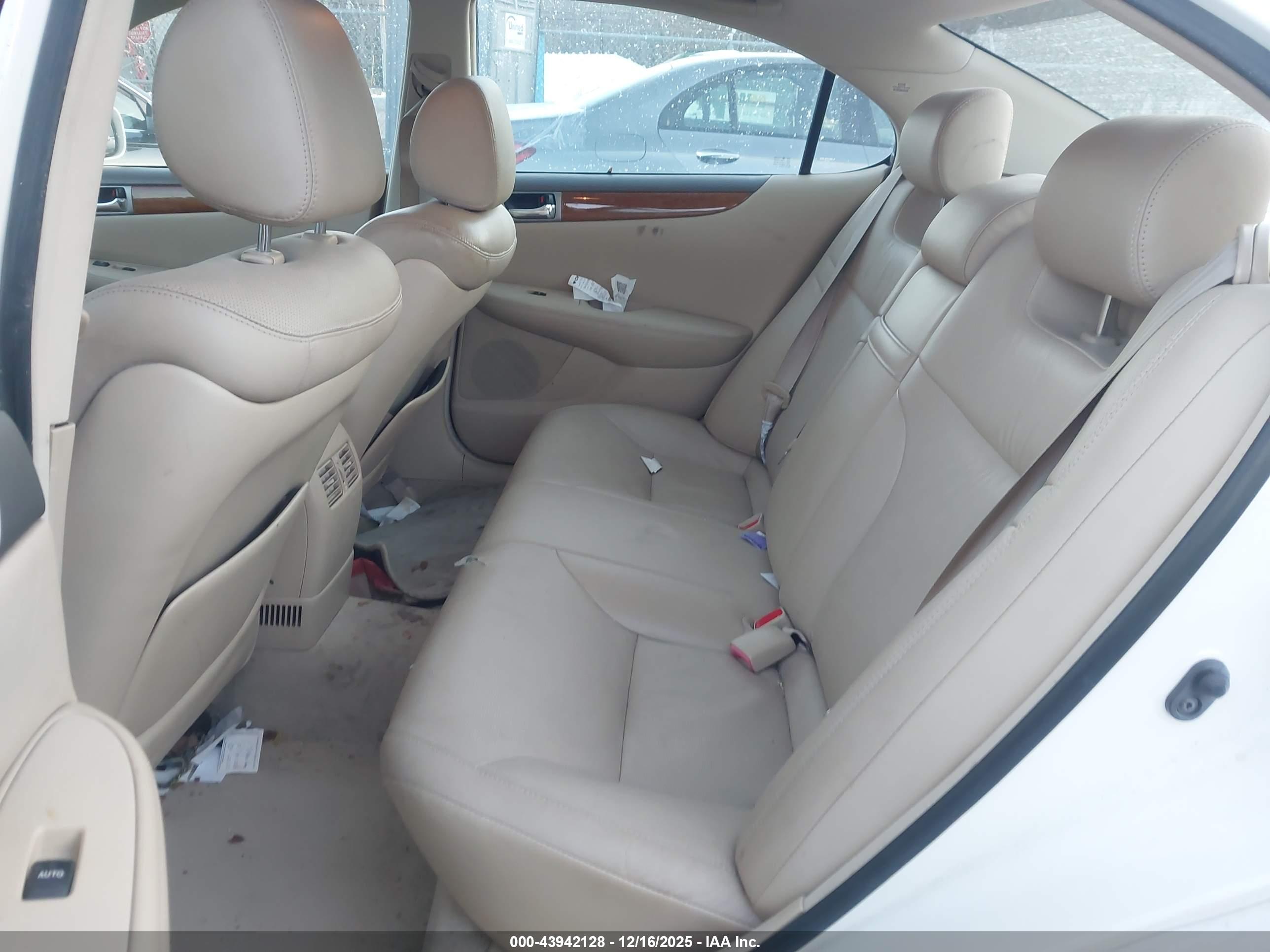LEXUS ES image 8