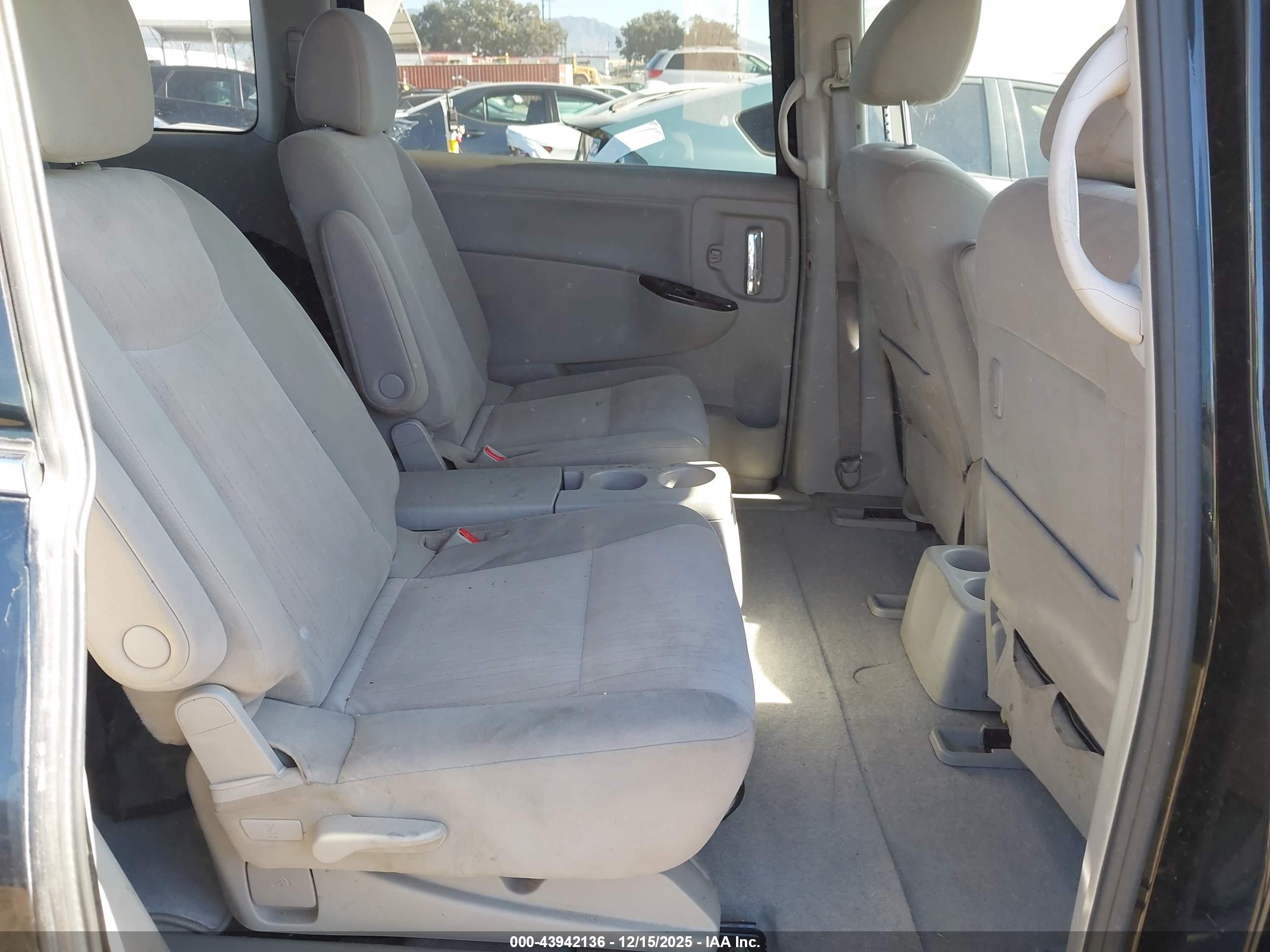 NISSAN QUEST image 8
