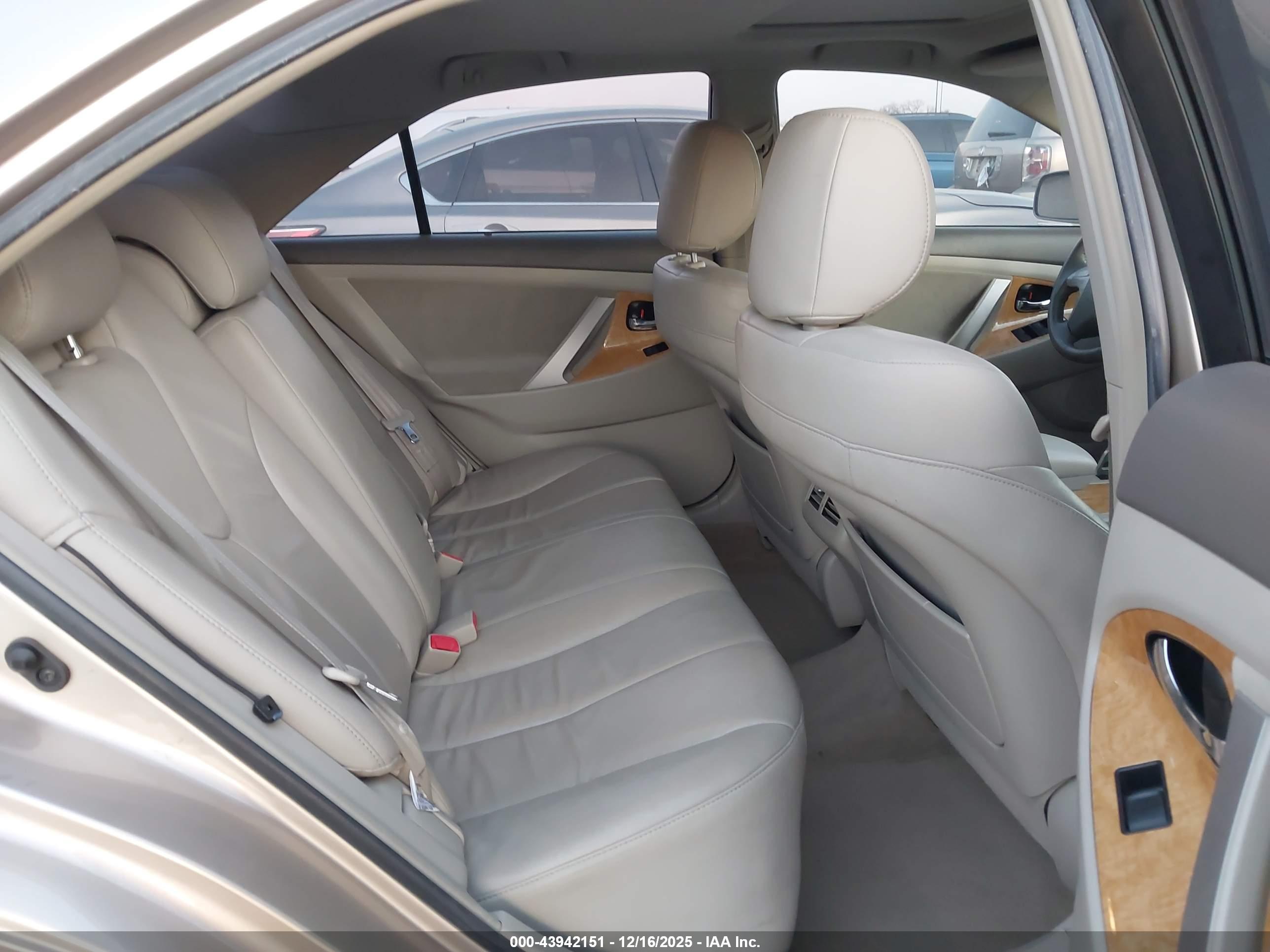 TOYOTA CAMRY image 8