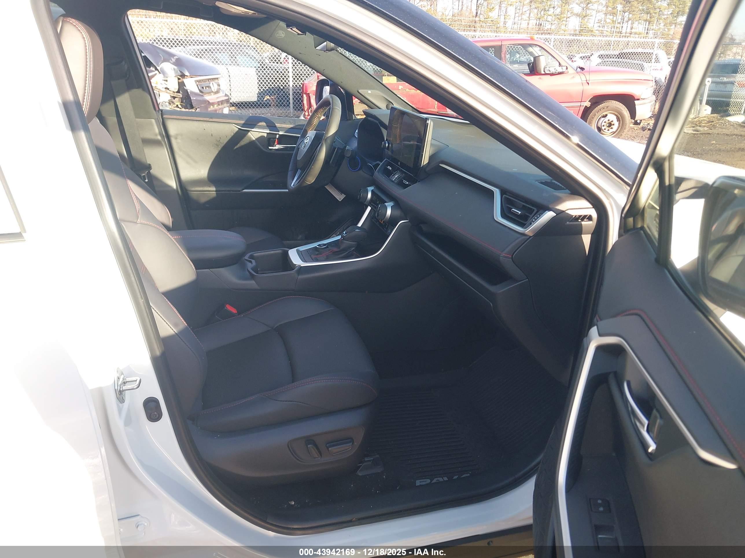 TOYOTA RAV4 image 5
