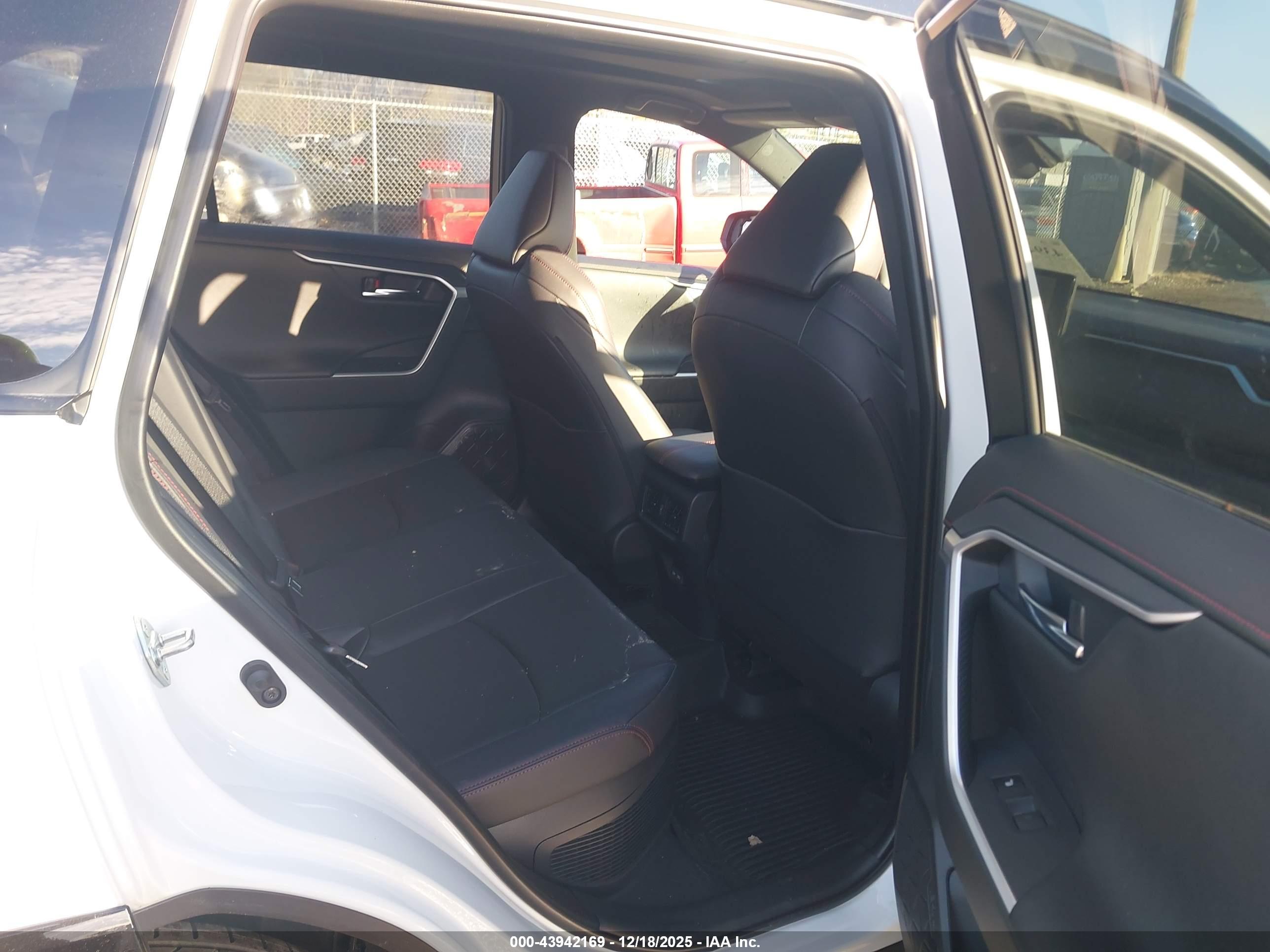TOYOTA RAV4 image 8