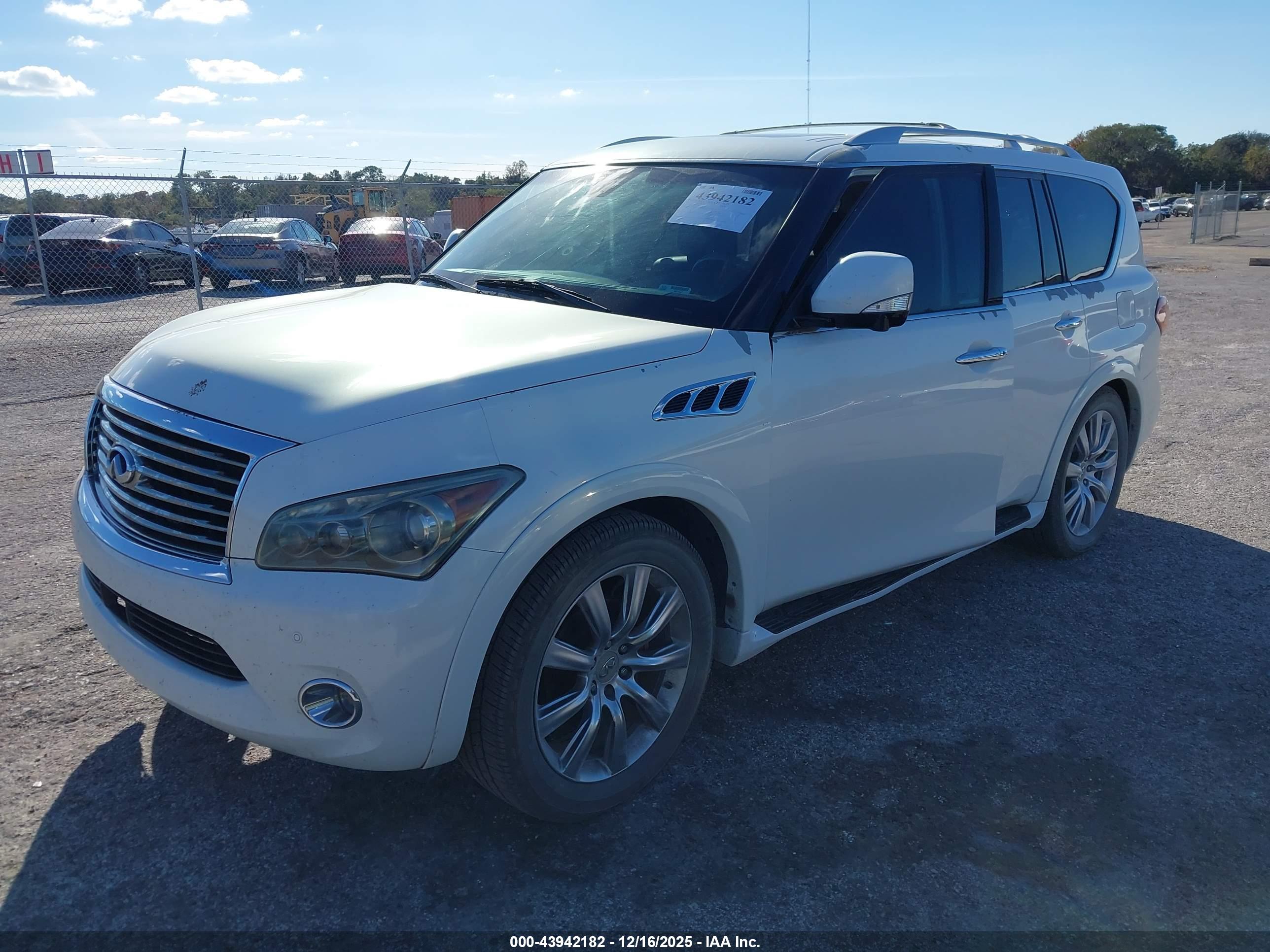 INFINITI QX56 image 2