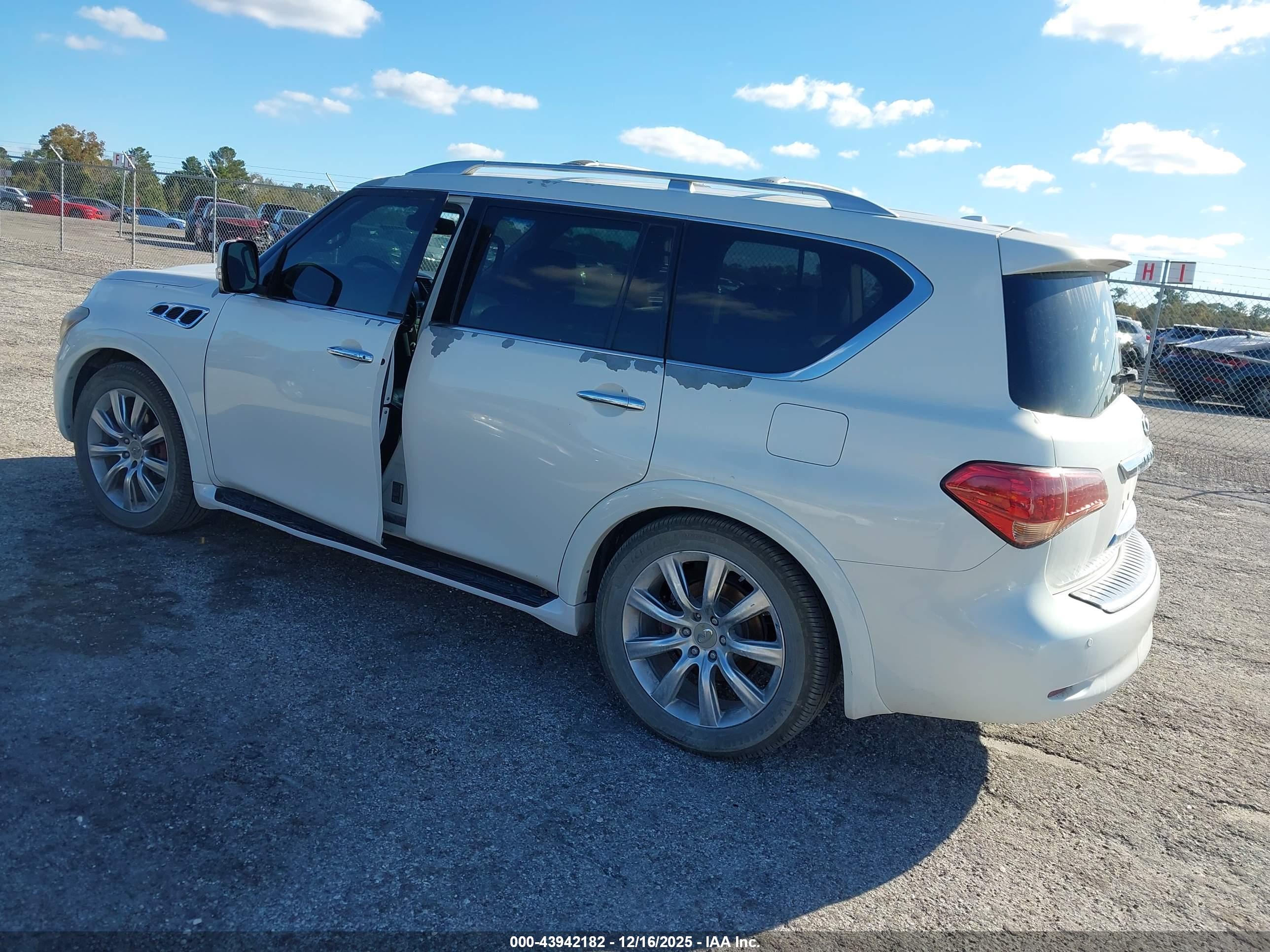 INFINITI QX56 image 3