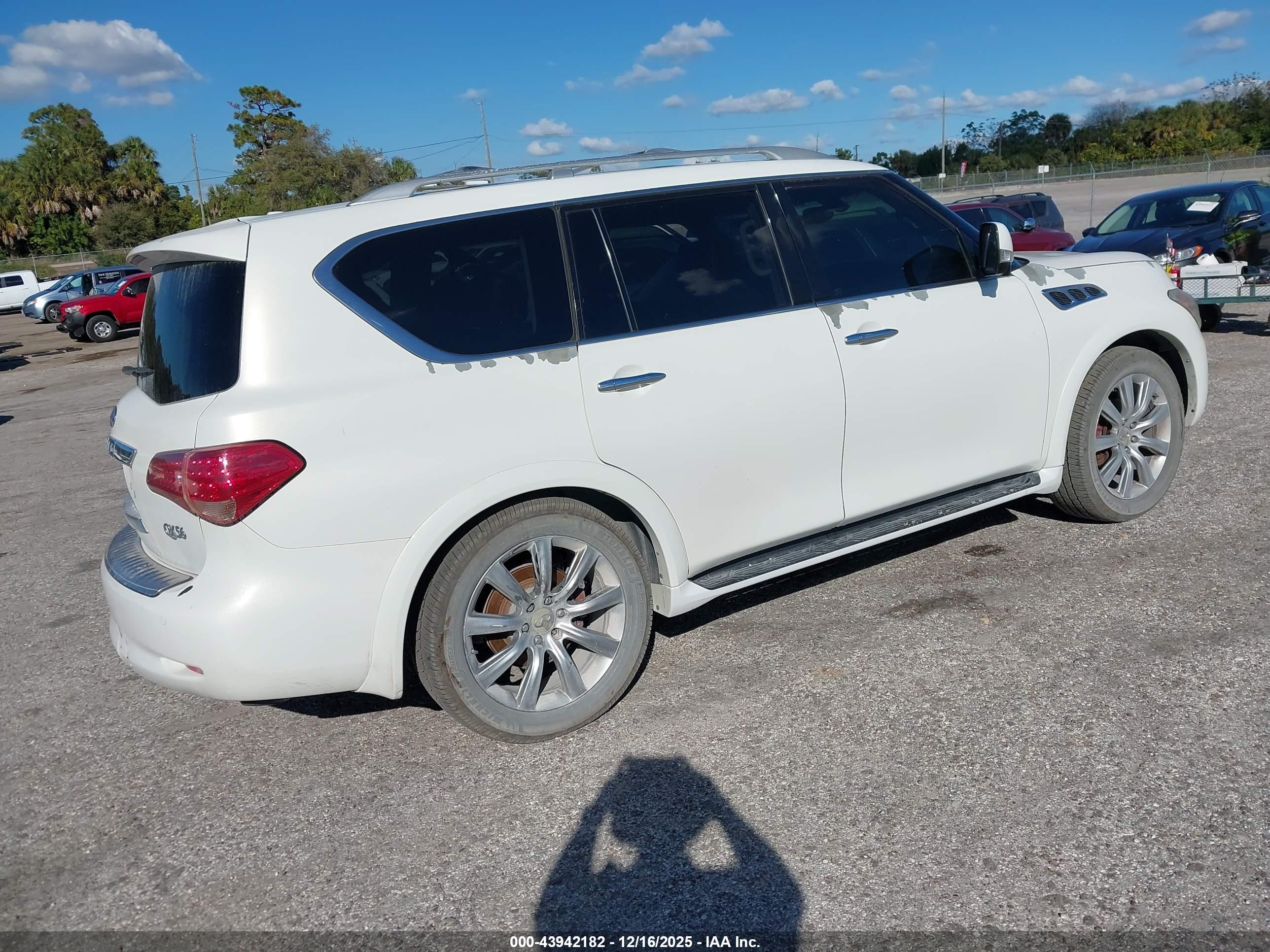 INFINITI QX56 image 4