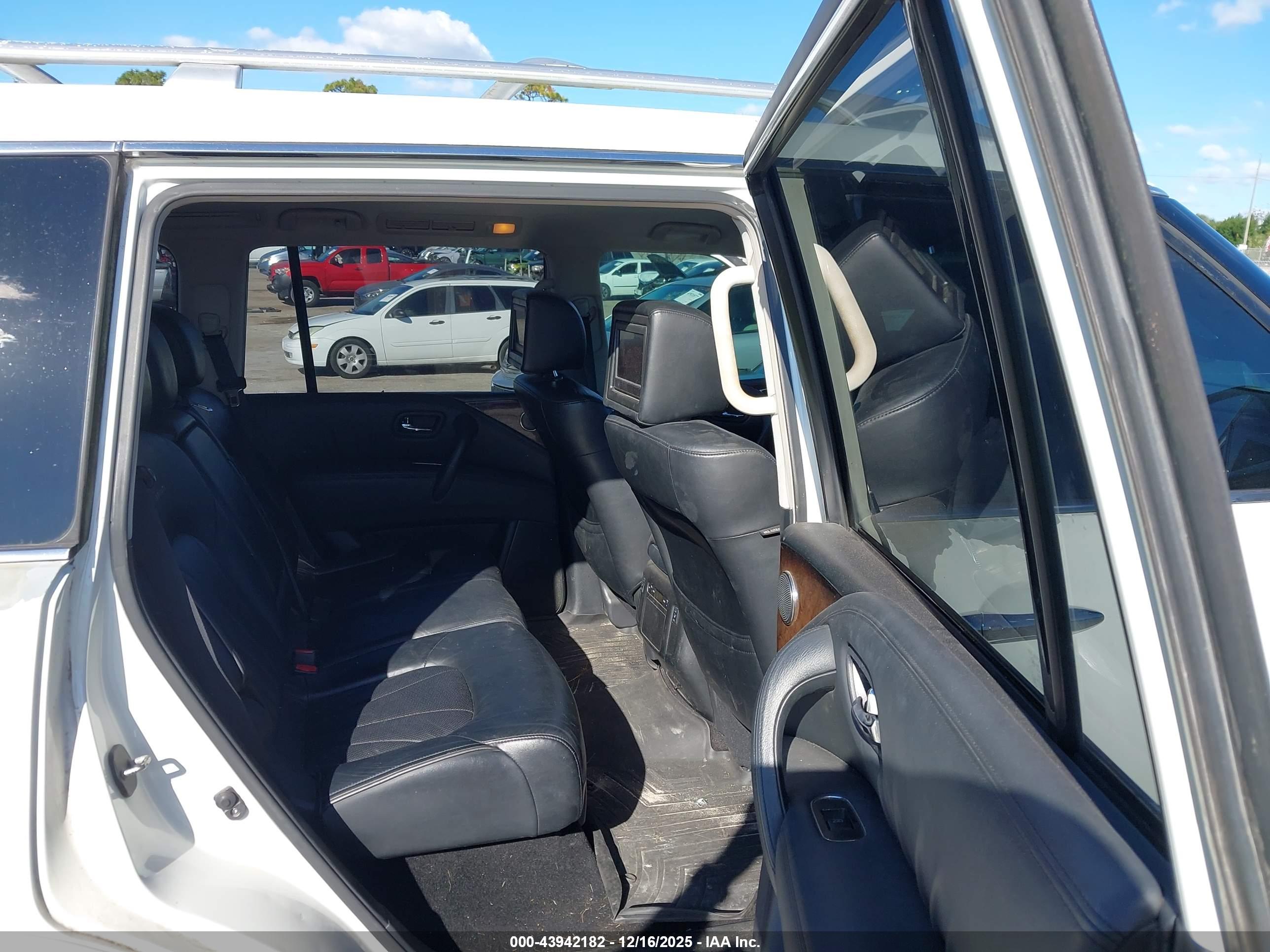 INFINITI QX56 image 8