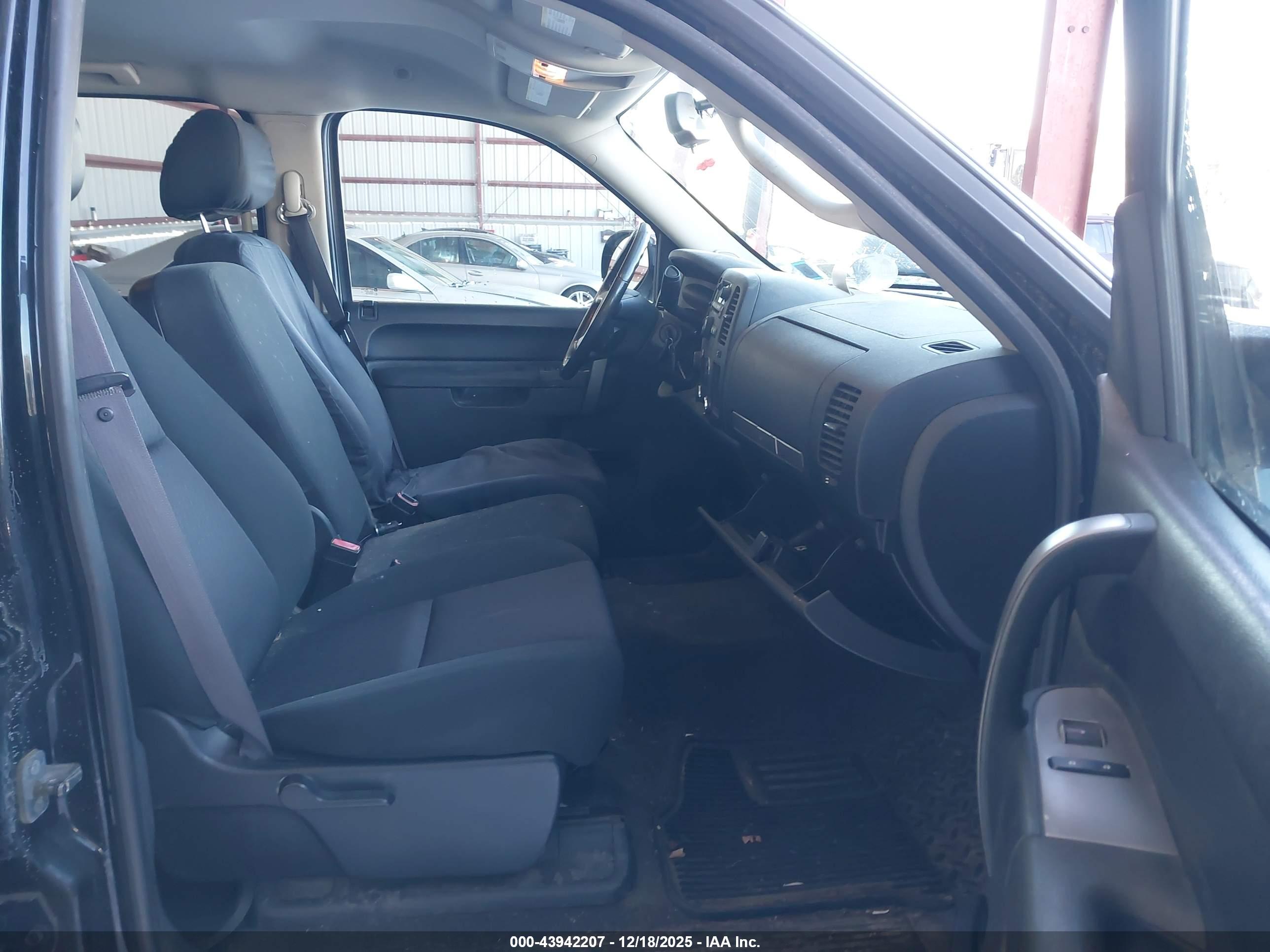 CHEVROLET SILVERADO image 5