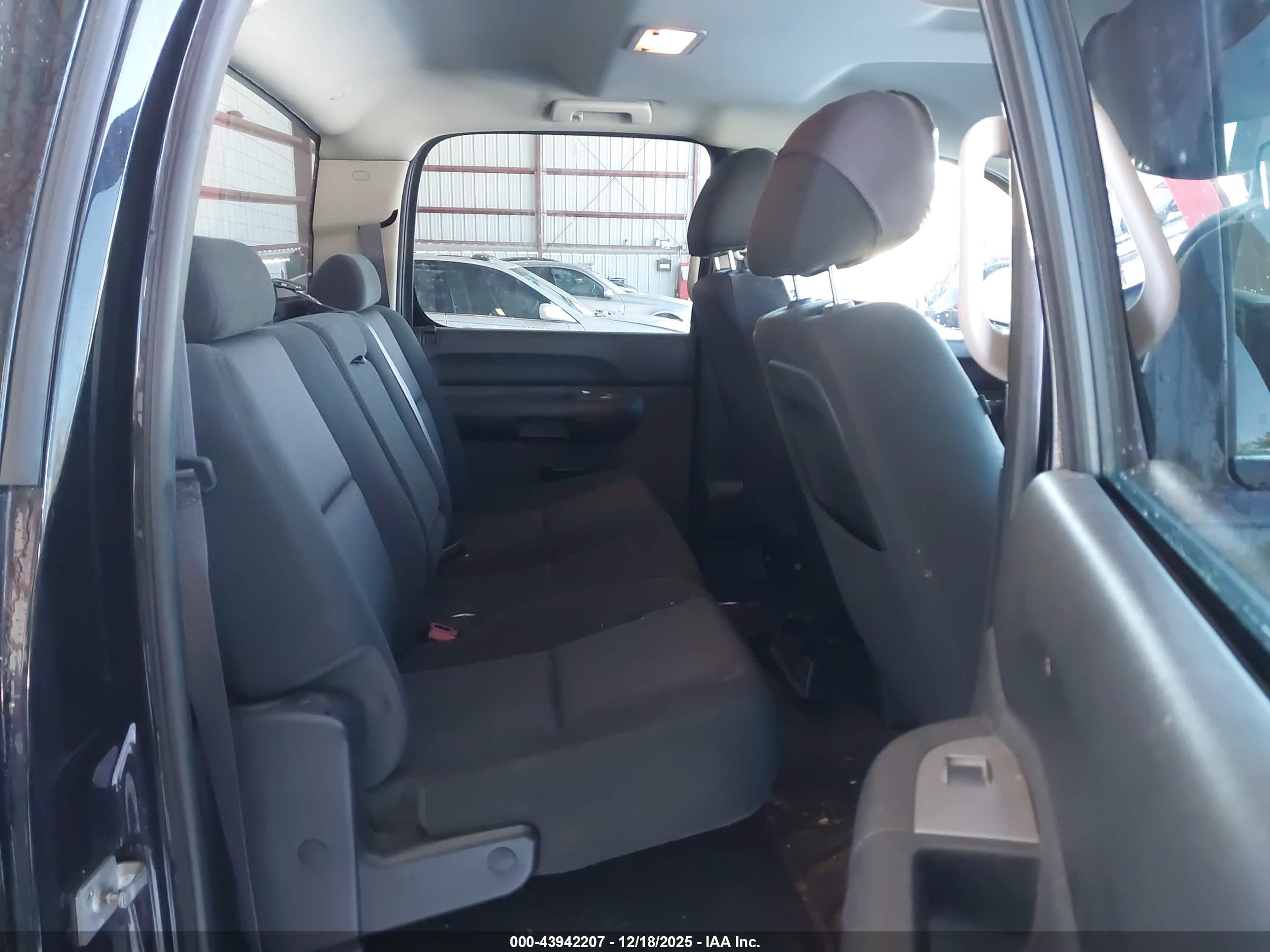 CHEVROLET SILVERADO image 8