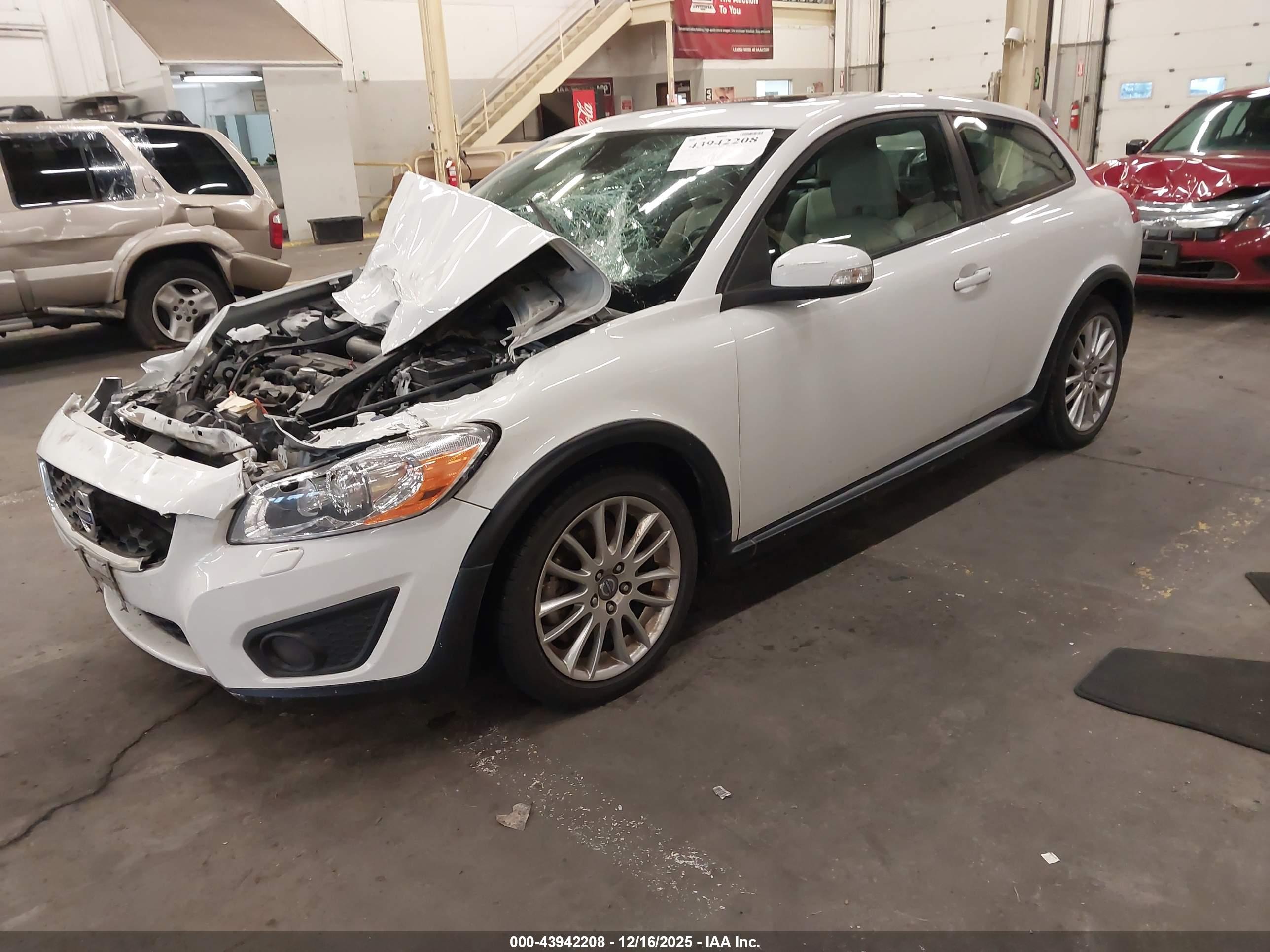 VOLVO C30 image 2