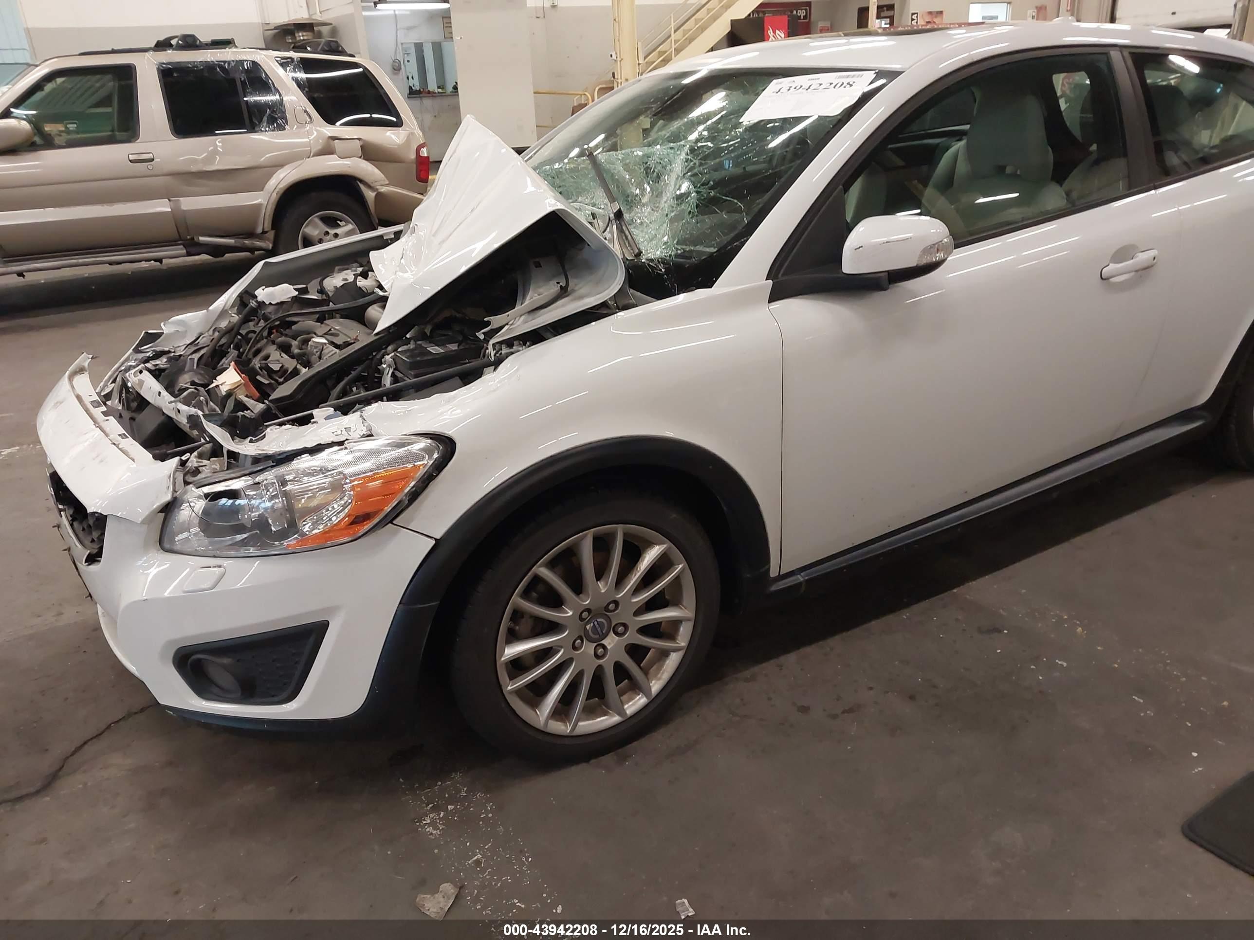VOLVO C30 image 6