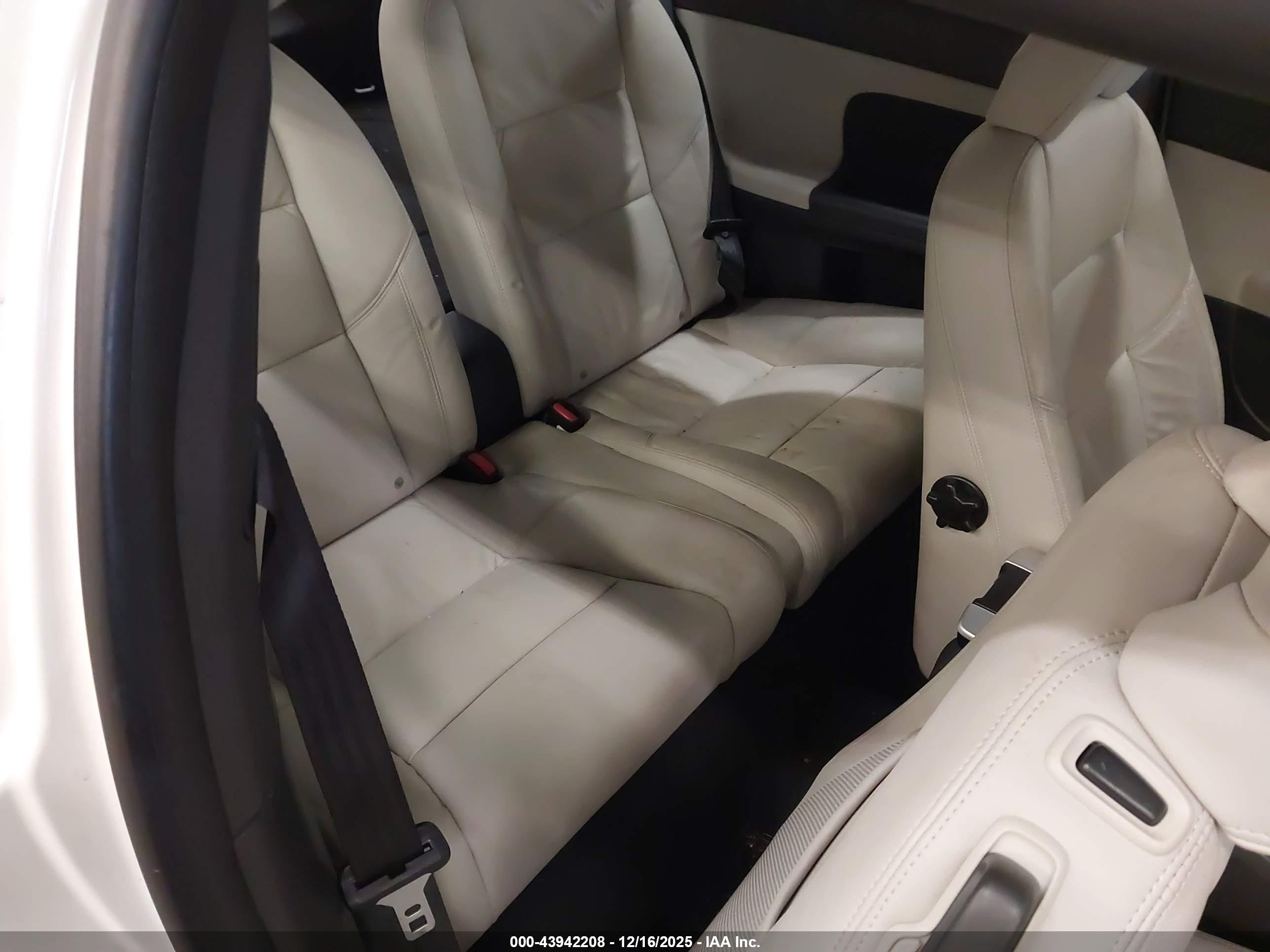 VOLVO C30 image 8