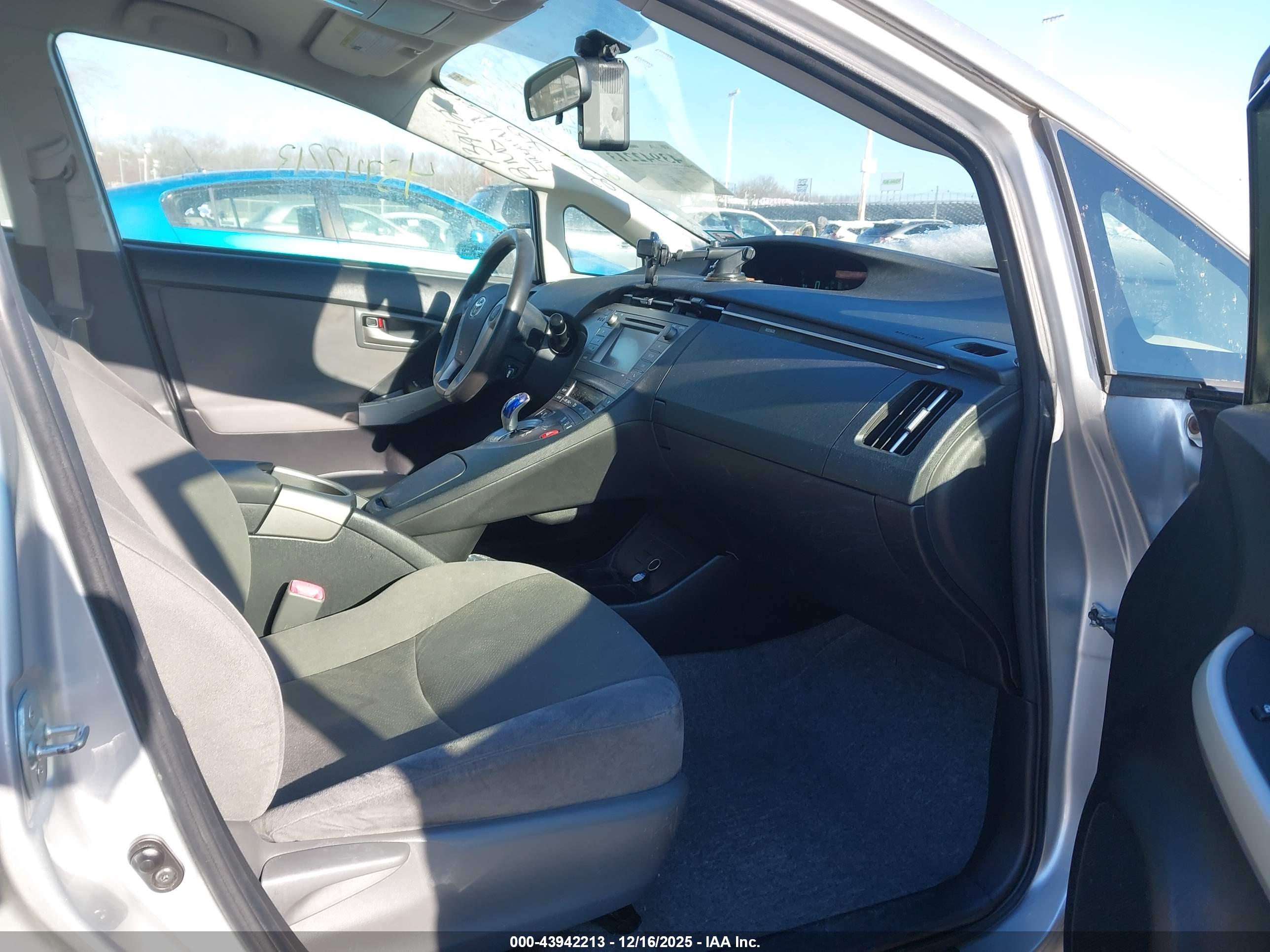TOYOTA PRIUS image 5
