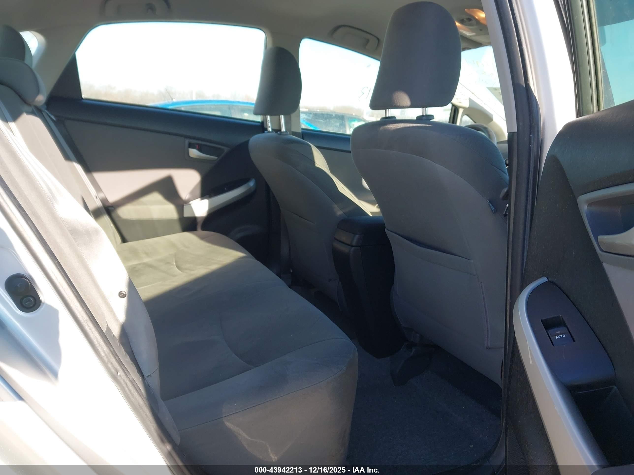 TOYOTA PRIUS image 8