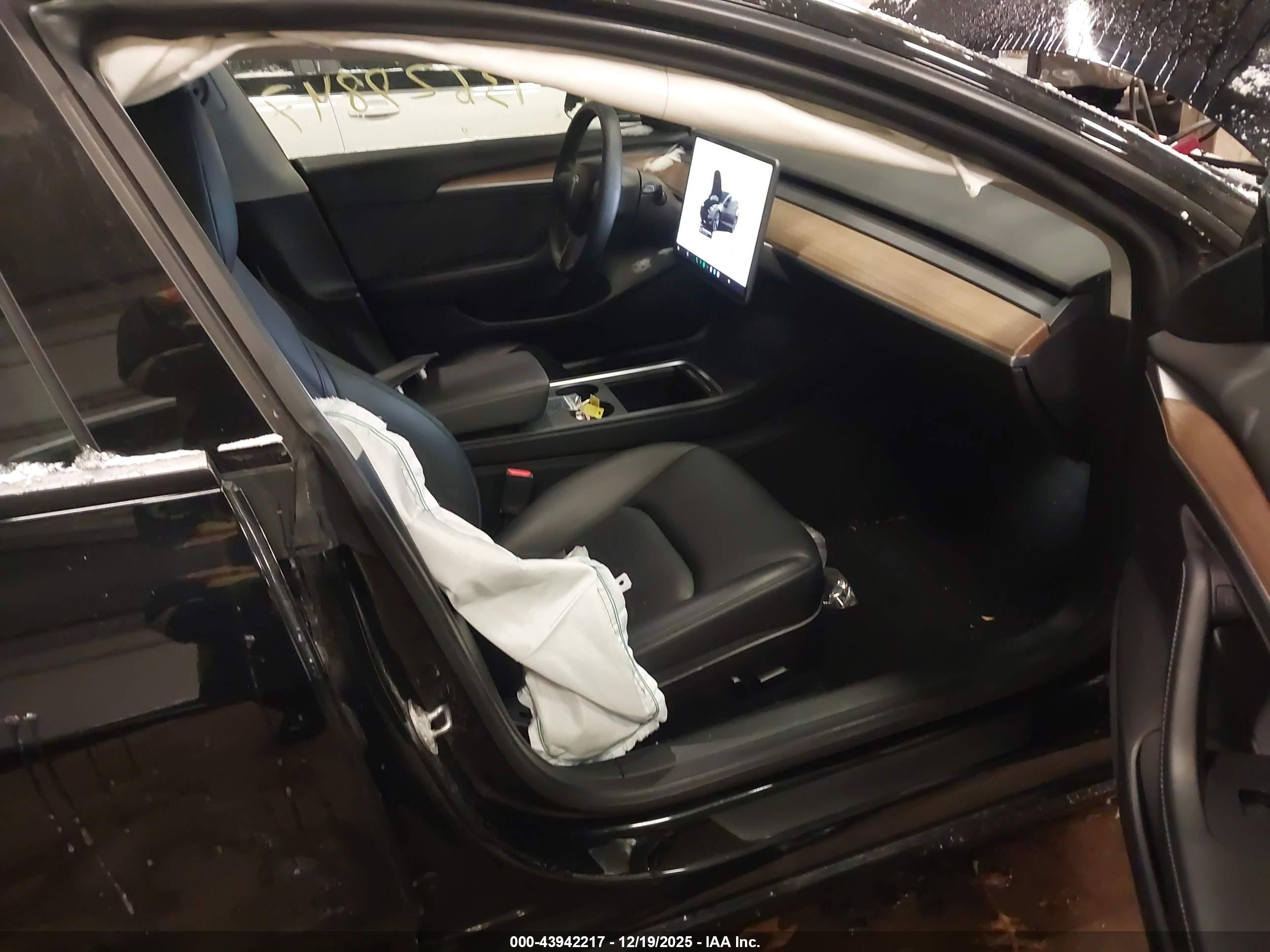 TESLA MODEL image 5