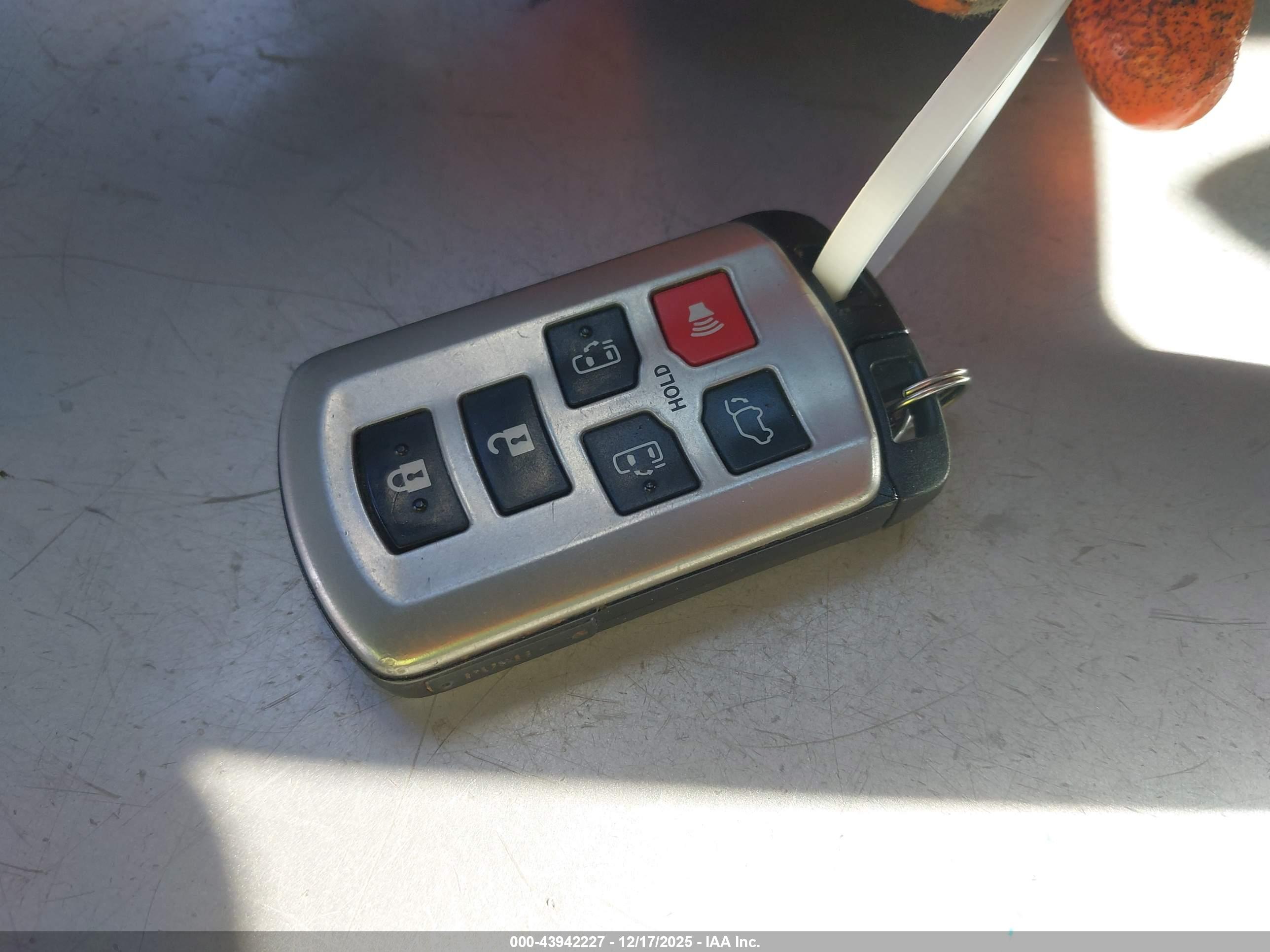 TOYOTA SIENNA image 11