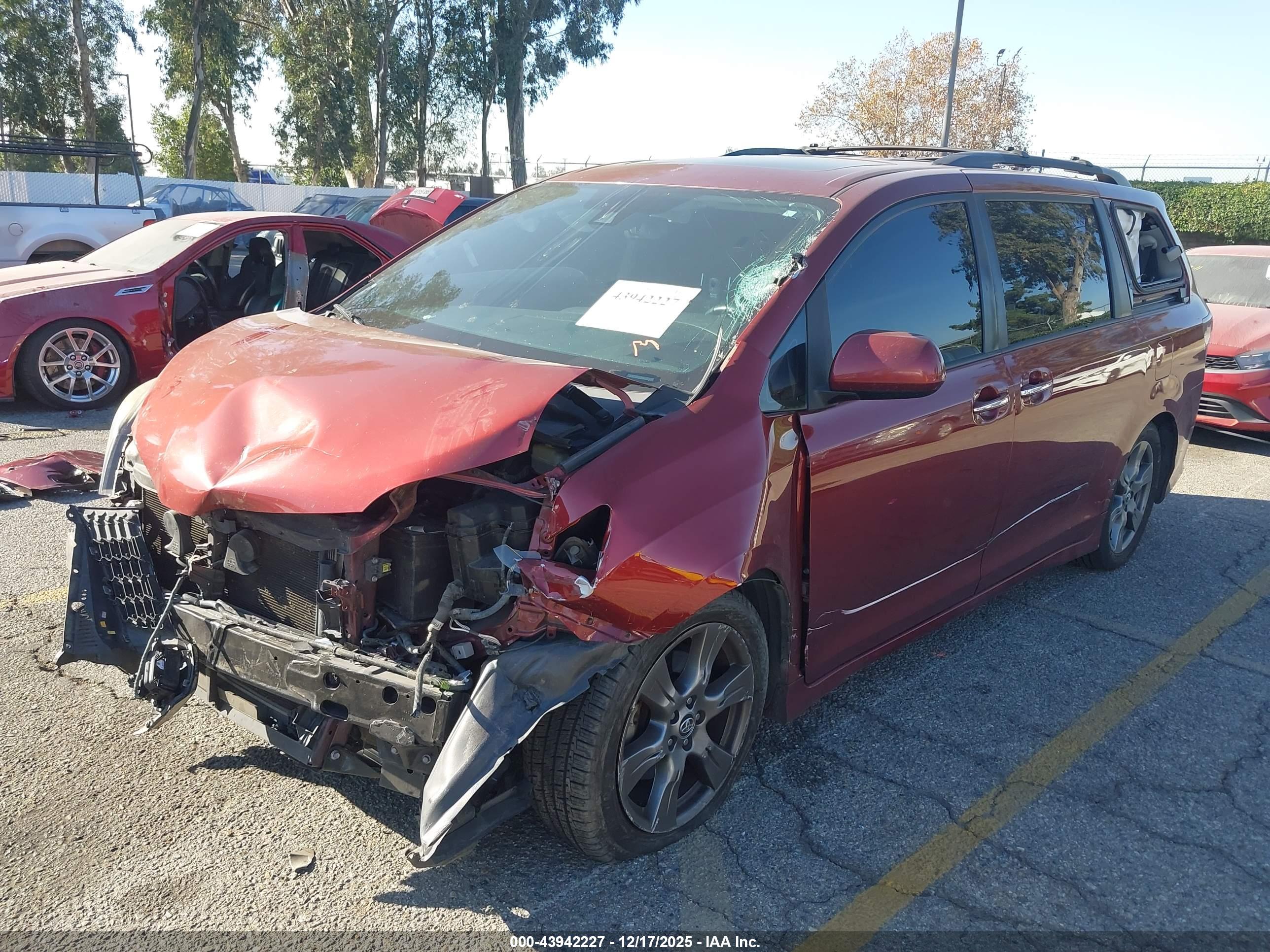 TOYOTA SIENNA image 2
