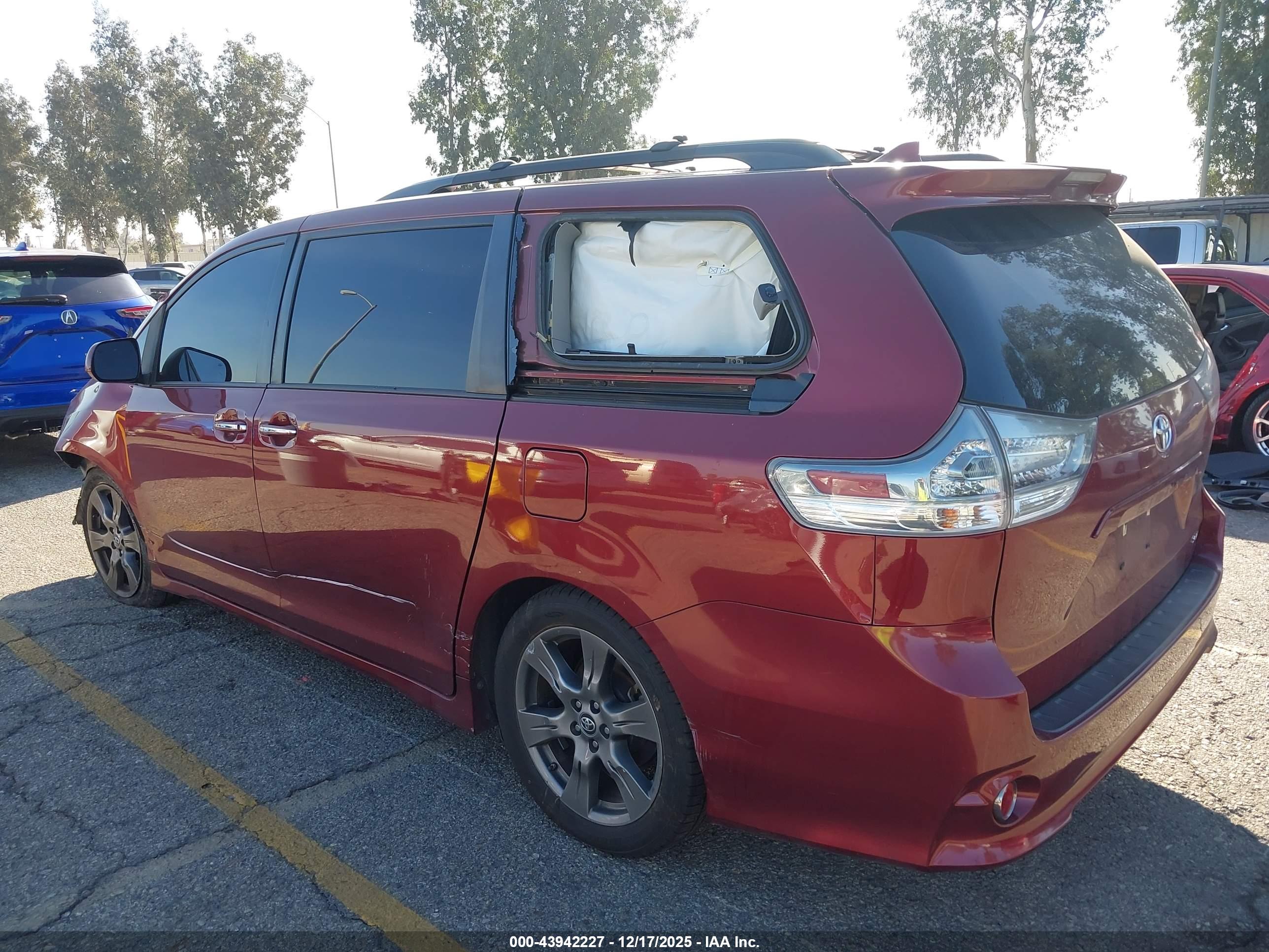 TOYOTA SIENNA image 3