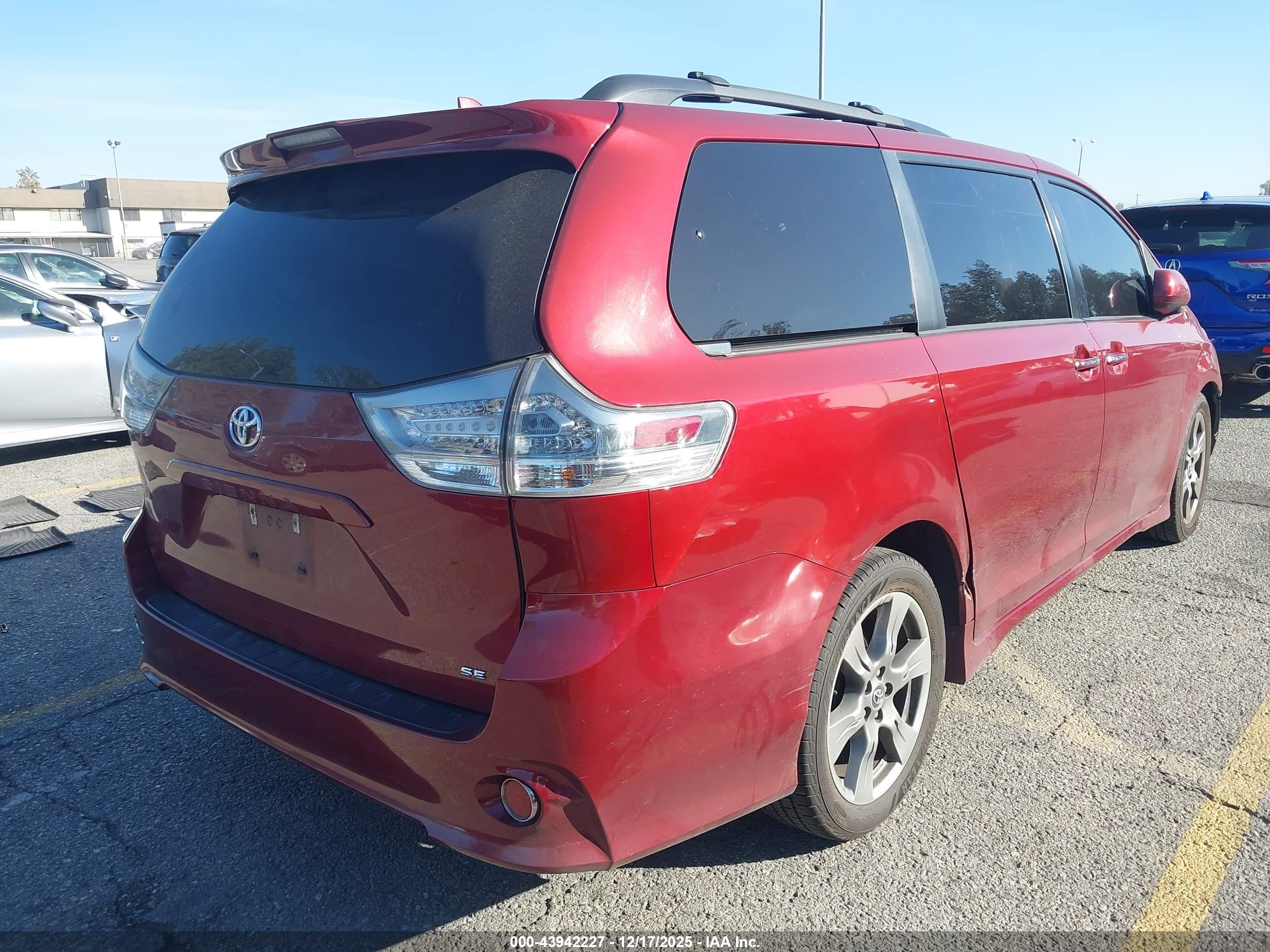 TOYOTA SIENNA image 4