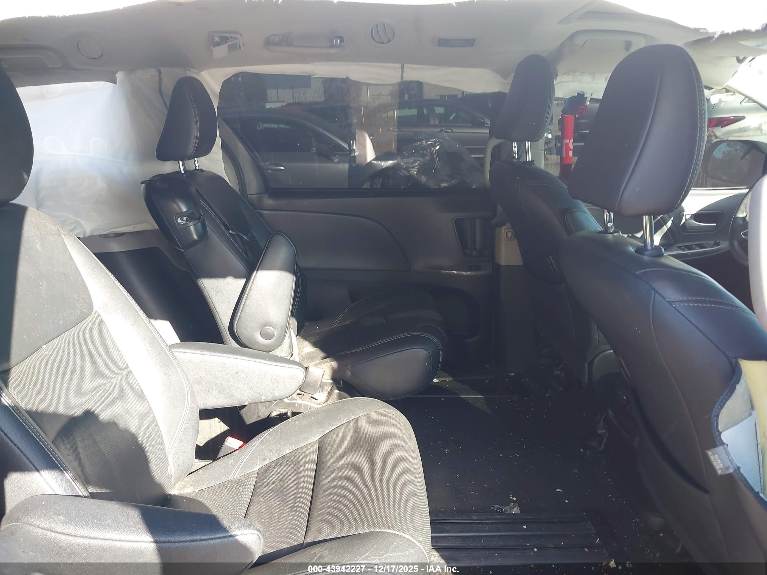 TOYOTA SIENNA image 8