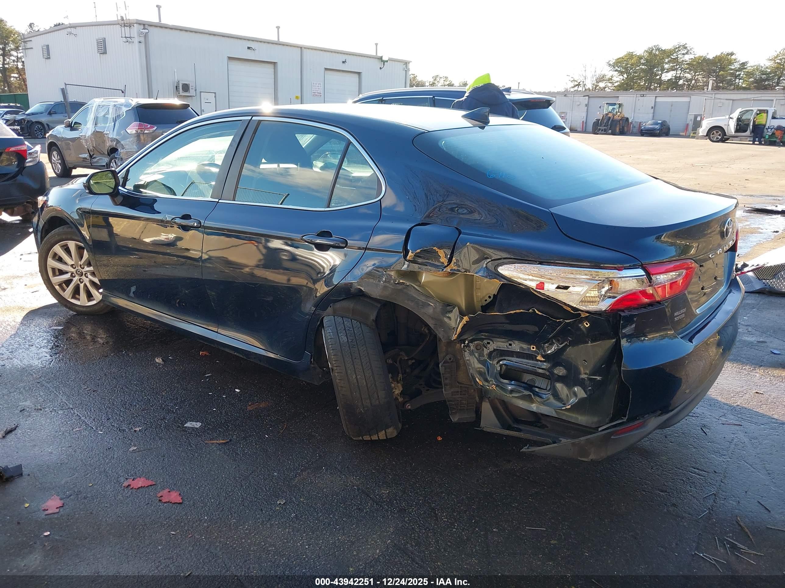 TOYOTA CAMRY image 3
