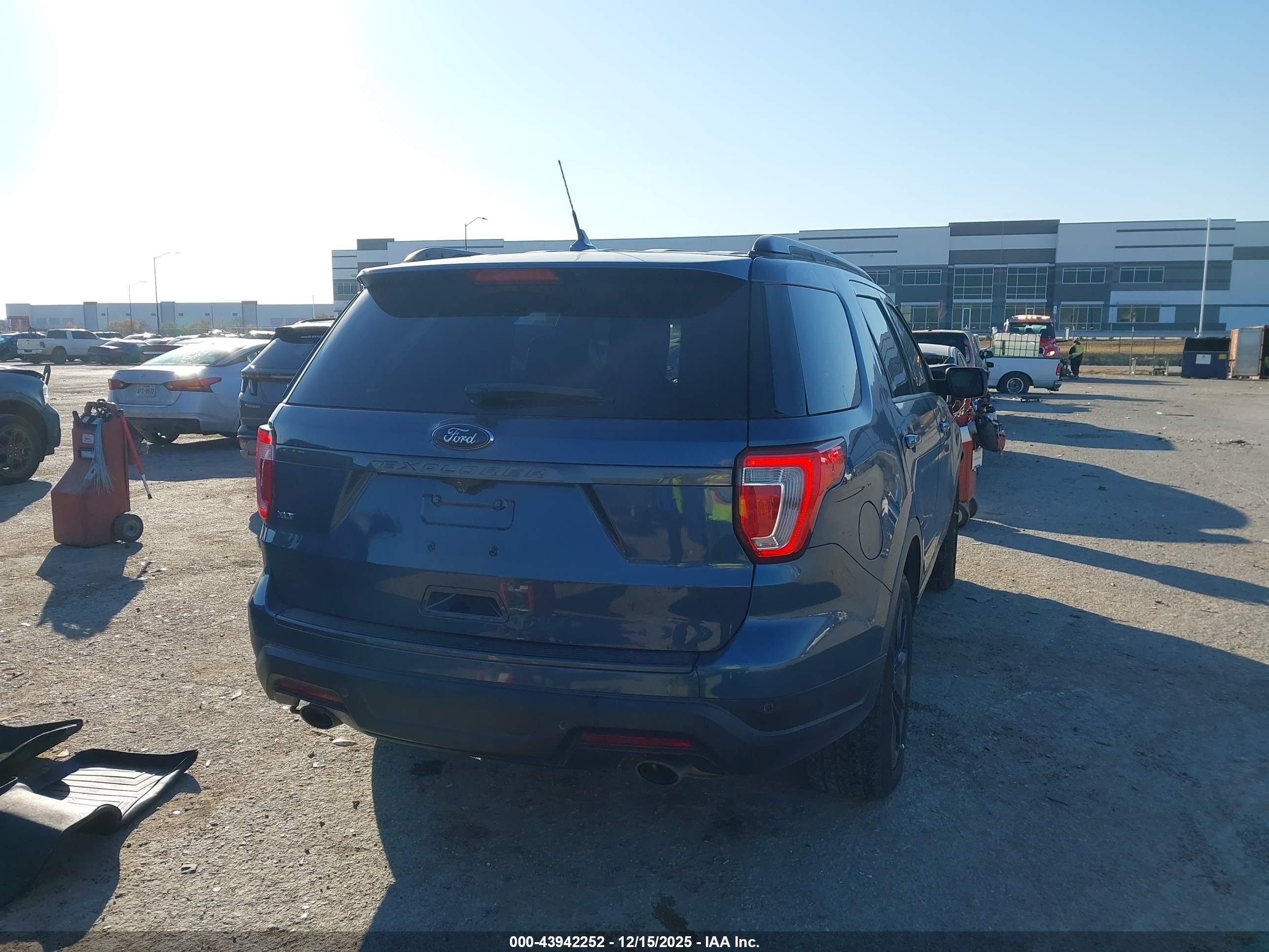 FORD EXPLORER image 4