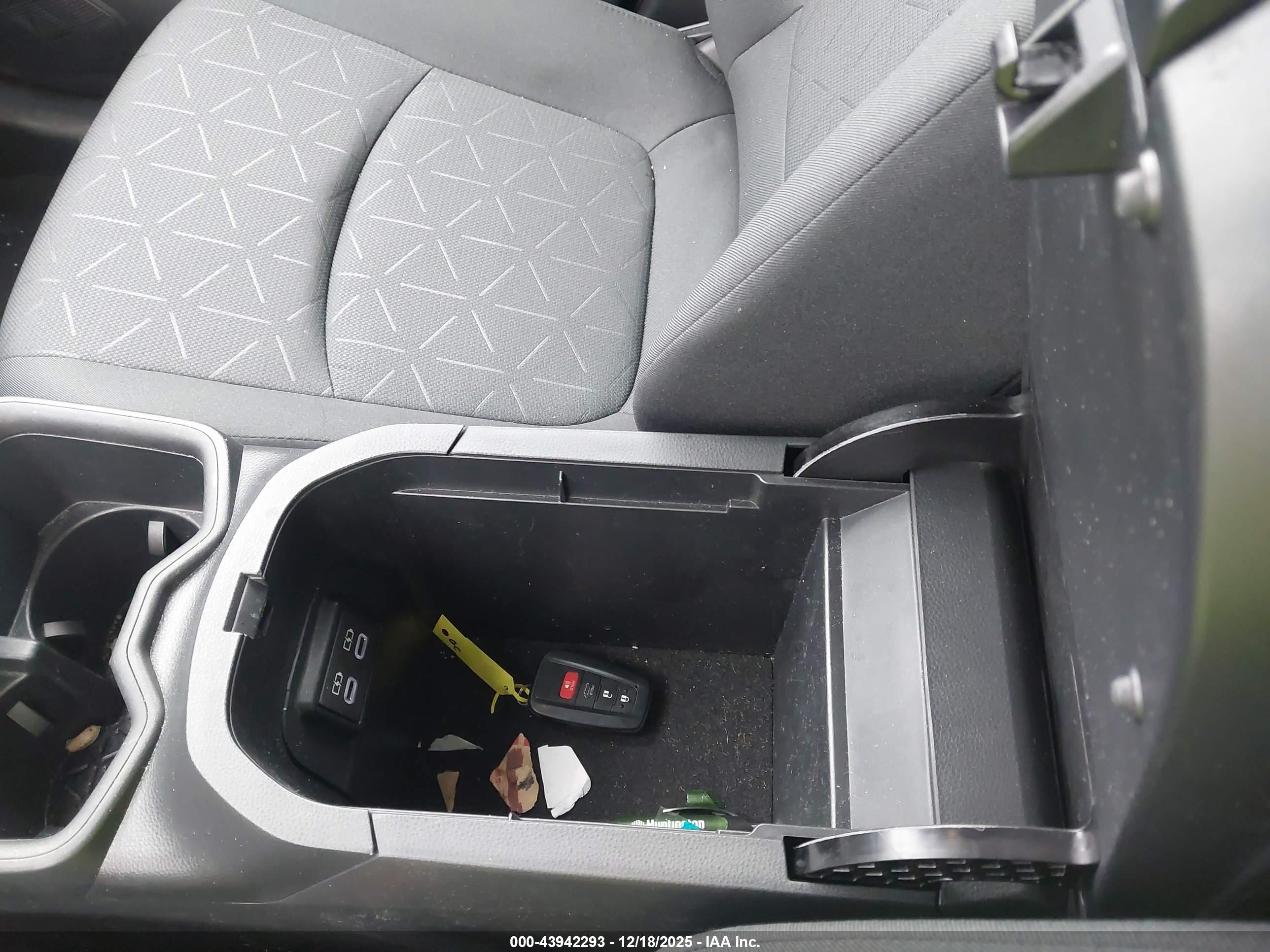 TOYOTA RAV4 image 11