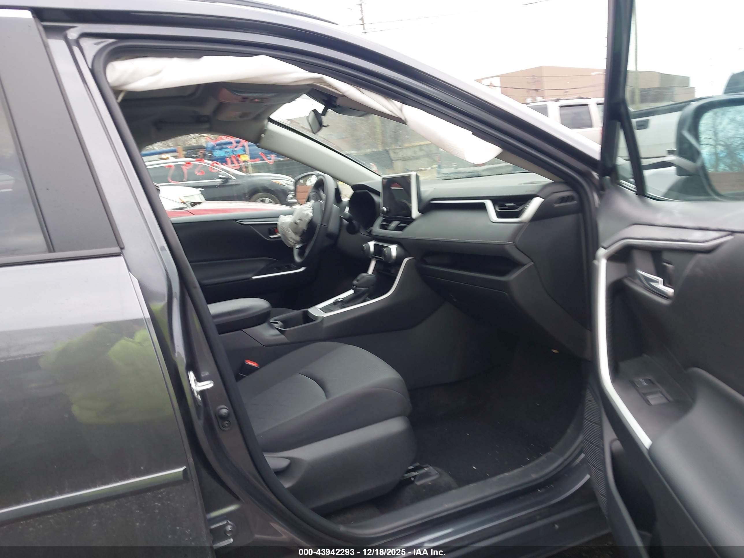 TOYOTA RAV4 image 5
